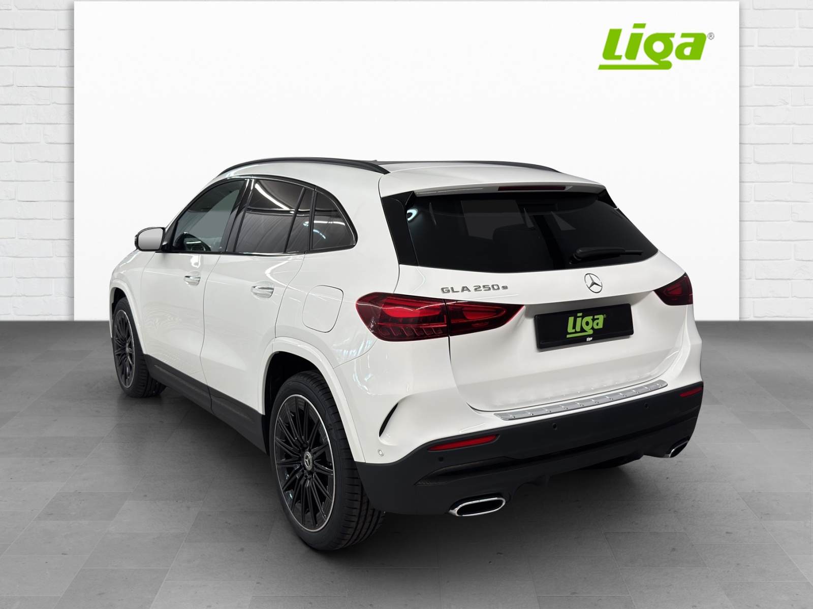 MERCEDES-BENZ GLA 250 e AMG Line EQ Star-showroom-element-3