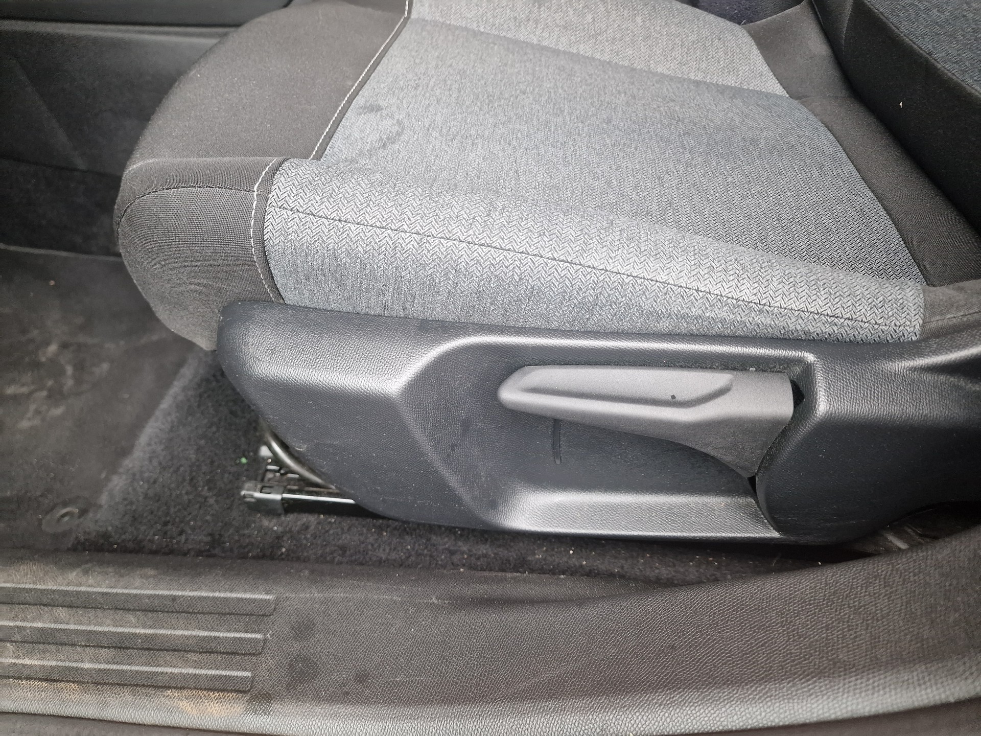 CITROEN C4 Electric Swiss Edition 8x Alu 24Mt Gara-image-11