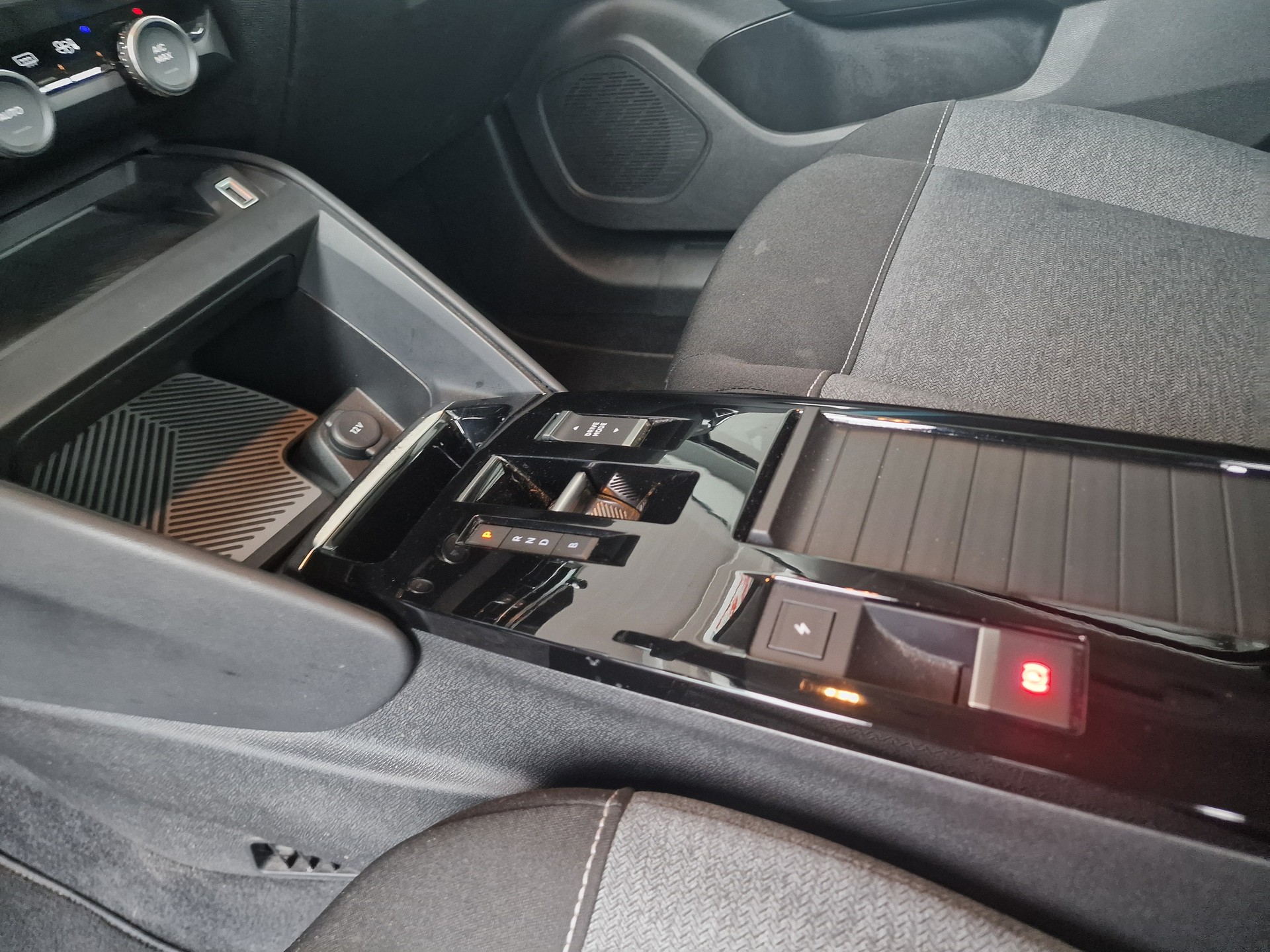 CITROEN C4 Electric Swiss Edition 8x Alu 24Mt Gara-image-18