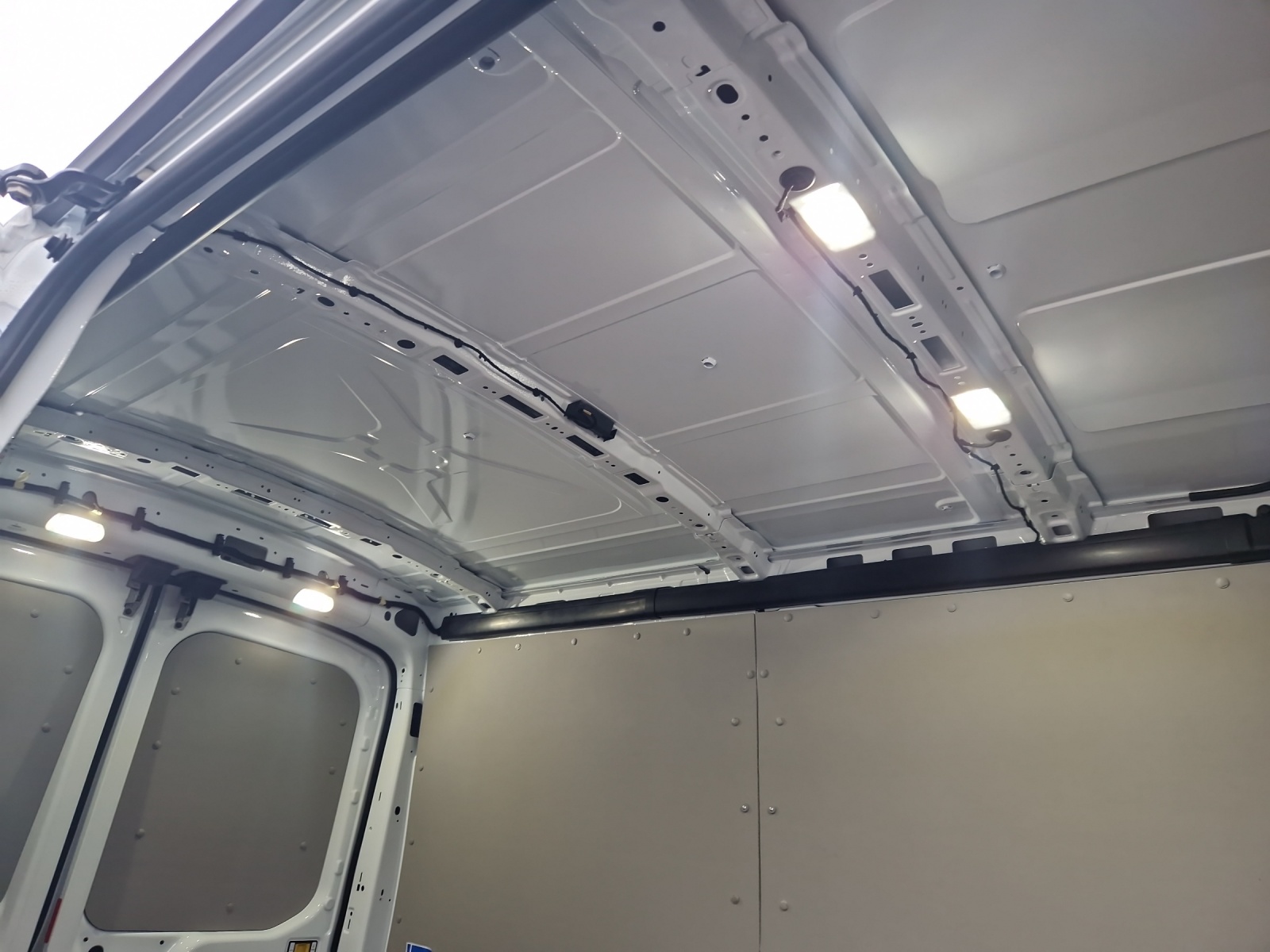 FORD E-Transit Van 350 L2H2 67kWh Trend-image-16