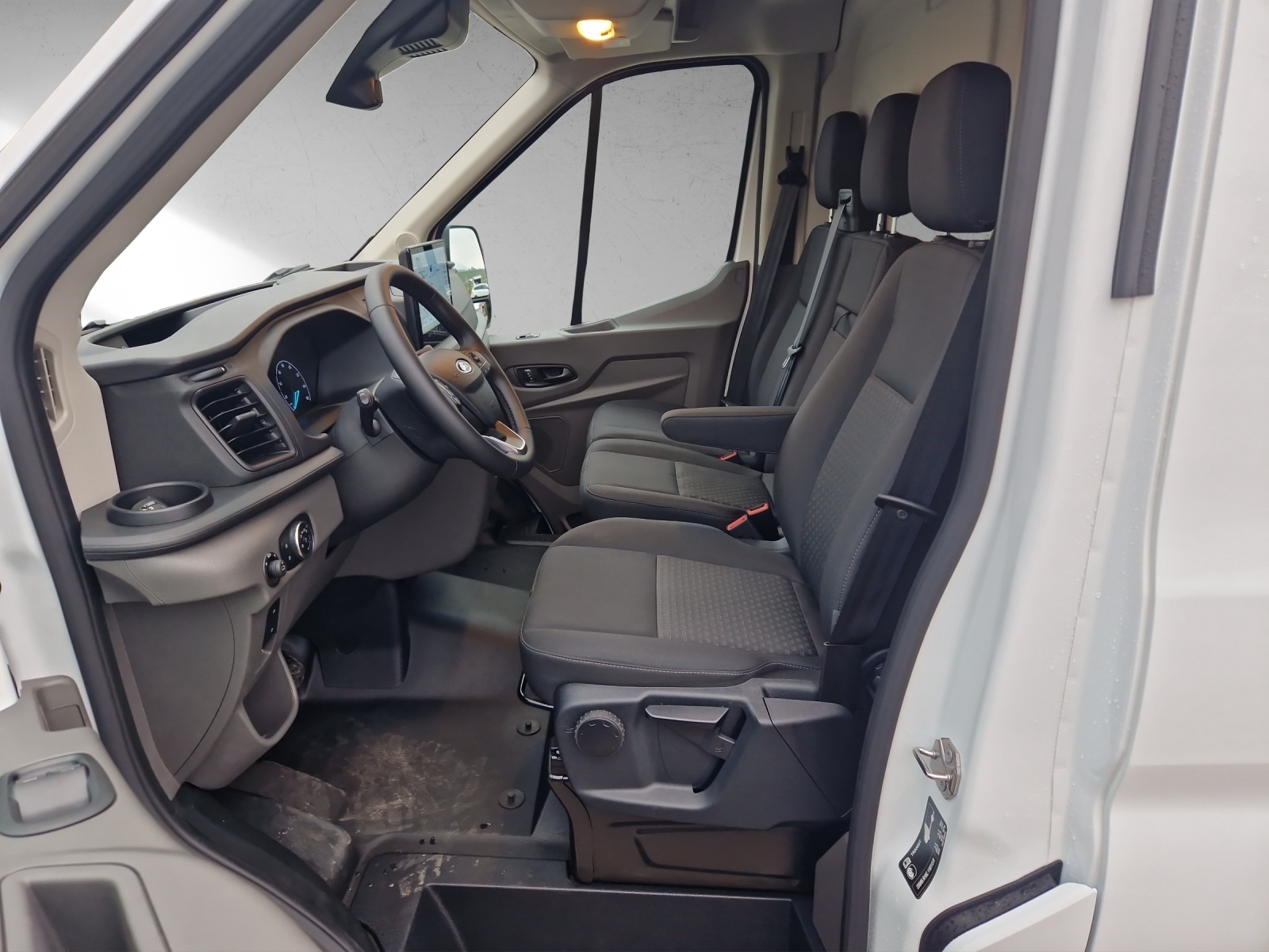 FORD E-Transit Van 350 L2H2 67kWh Trend-image-9