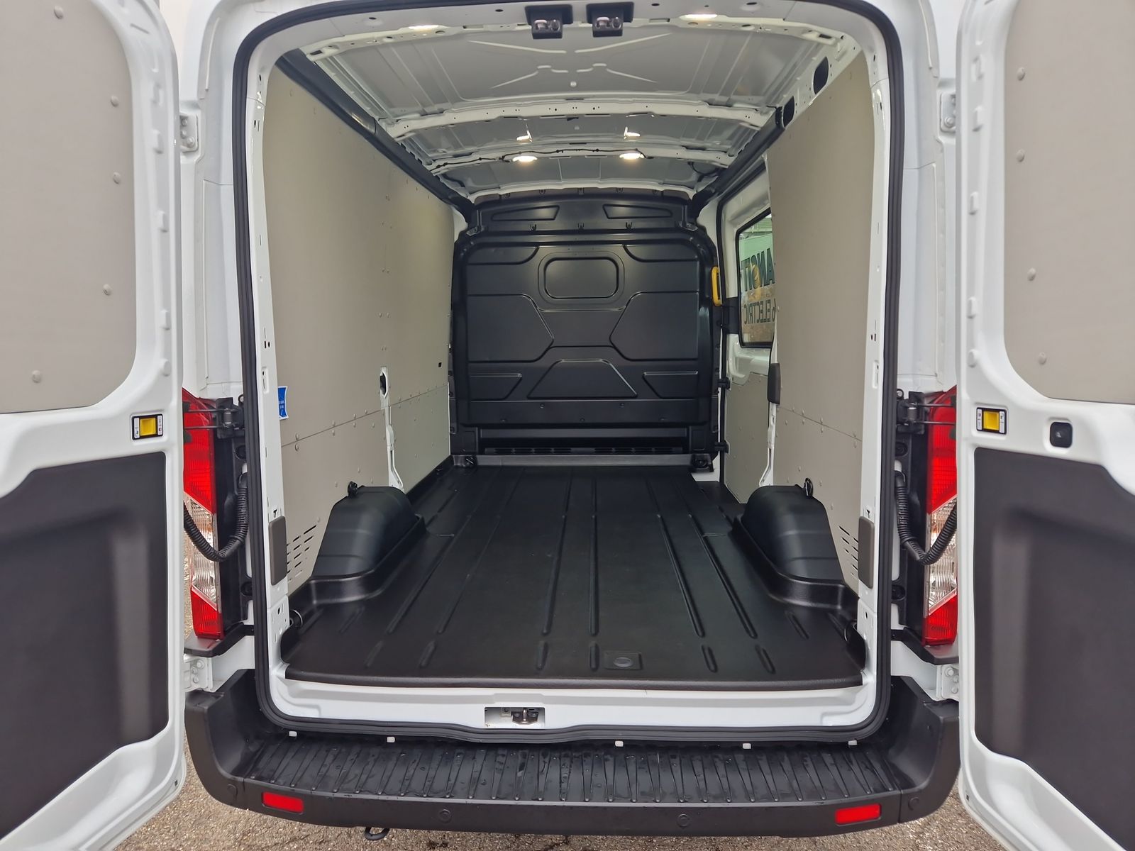 FORD E-Transit Van 350 L2H2 67kWh Trend-image-17
