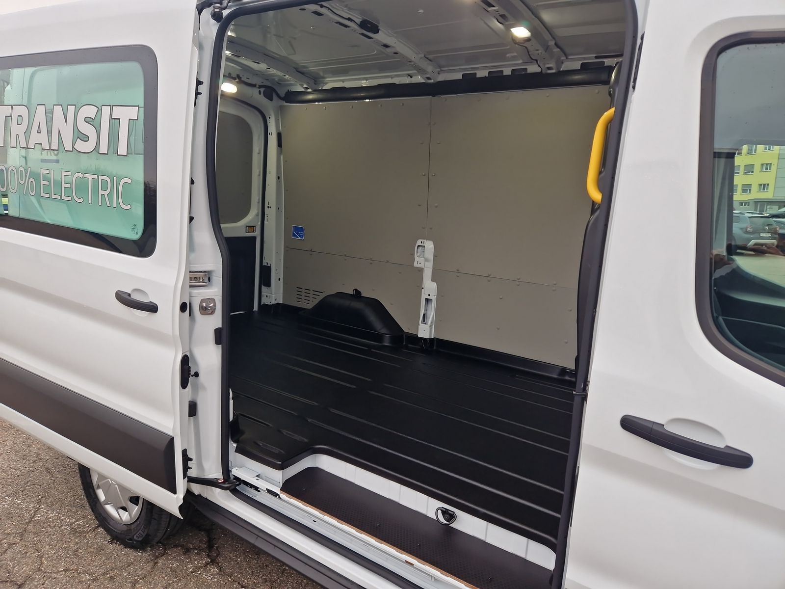 FORD E-Transit Van 350 L2H2 67kWh Trend-image-15