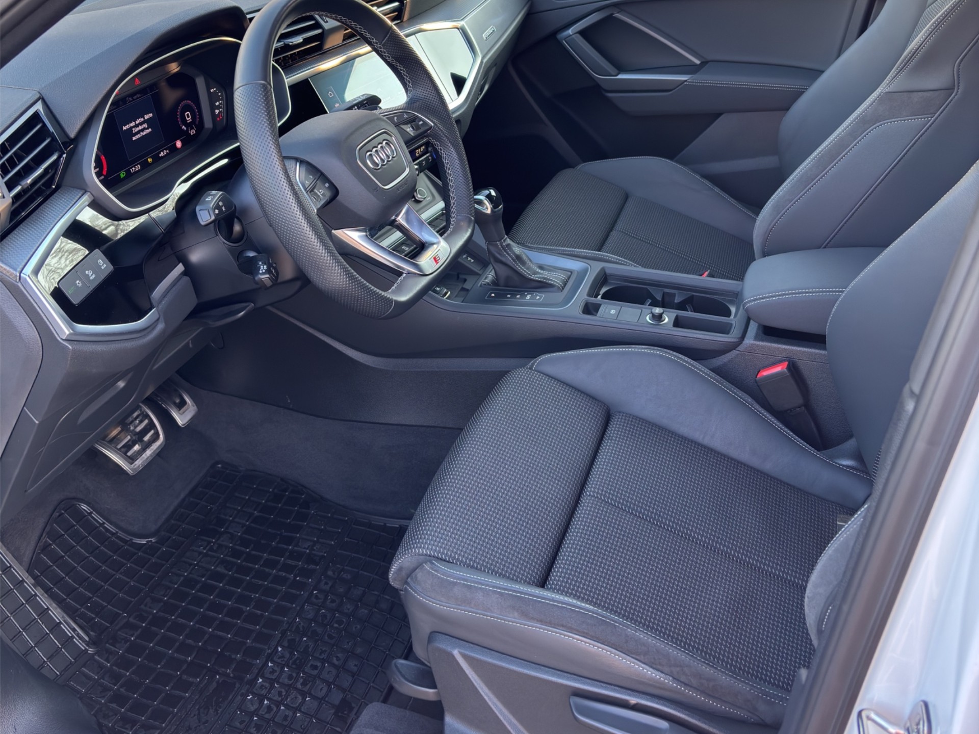 AUDI Q3 35 TDI Attraction quattro S-tronic-image-8