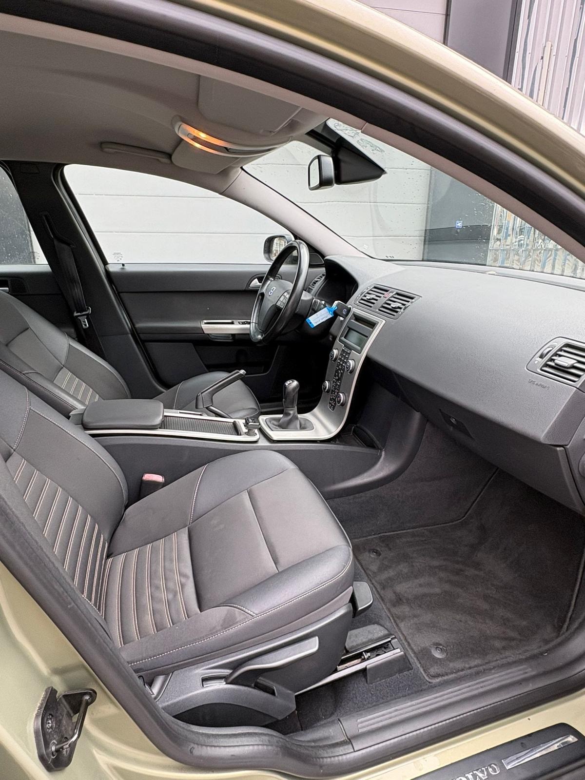VOLVO S40-showroom-element-3