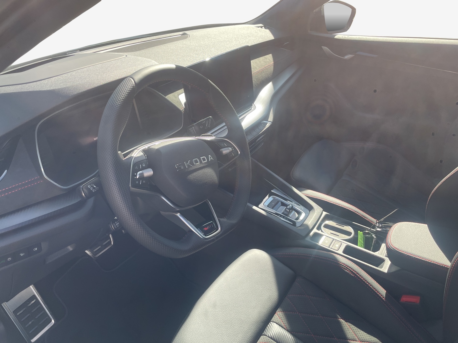SKODA Octavia Combi 2.0 TSI DSG RS 30 Years Edition-image-15