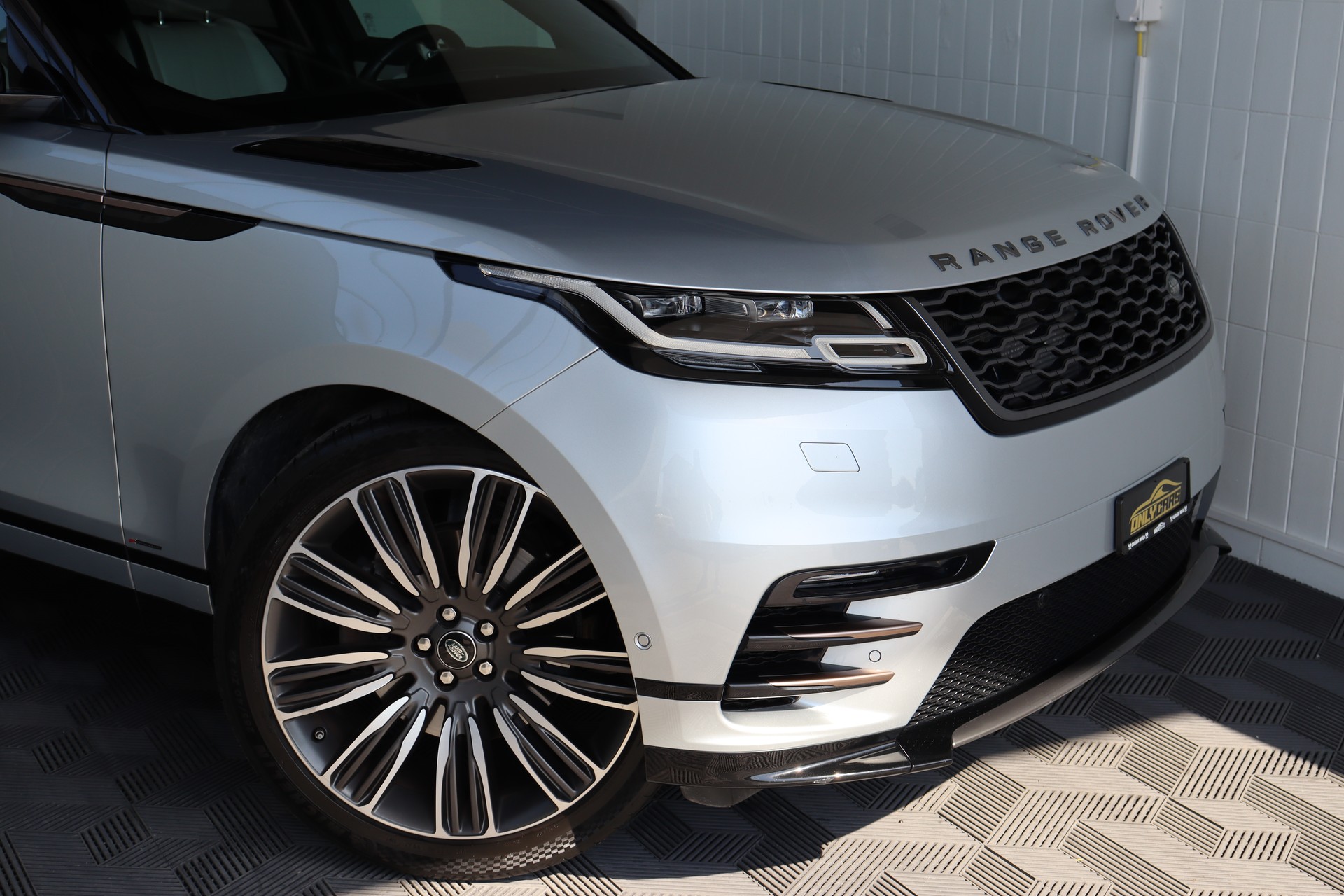 LAND ROVER Range Rover Velar R-Dynamic P 300 HSE Automatic ** FAHRASSISTENZ-PAKET ** 360-GRAD PARK-PAKET ** CH-FAHRZEUG **-showroom-element-3