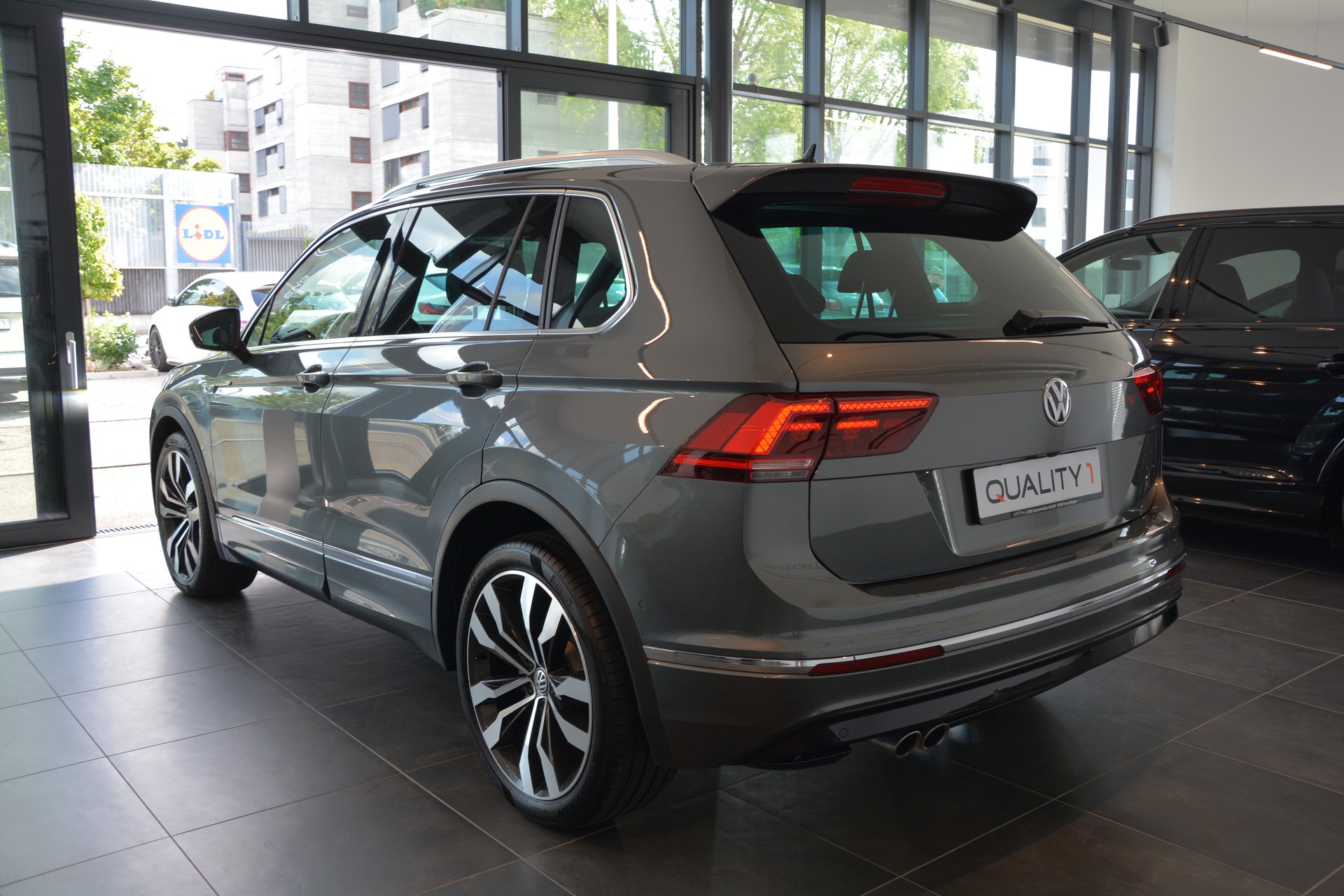 VW Tiguan 2.0 TDI SCR Highline 4Motion DSG R-Line-showroom-element-3