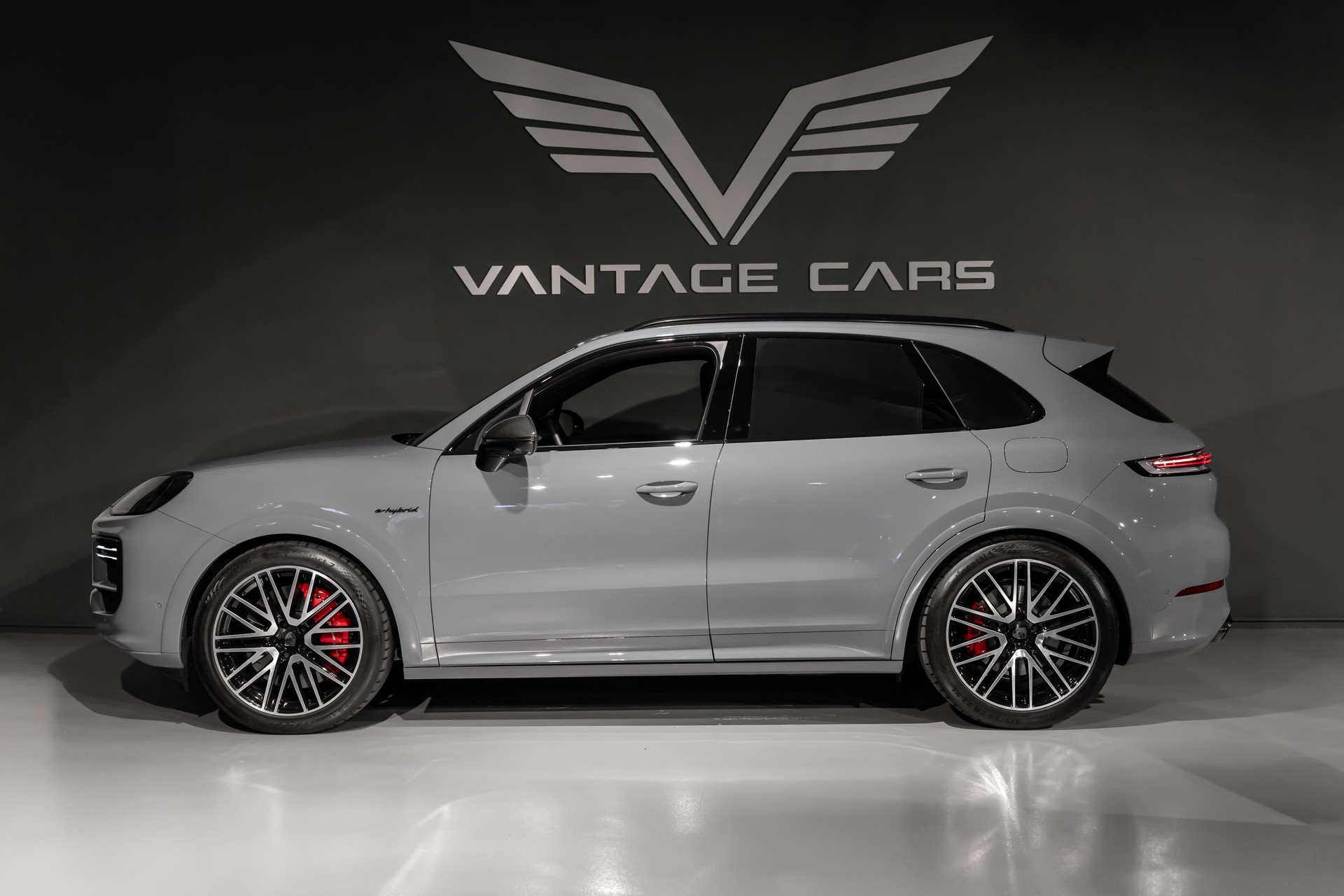 PORSCHE Cayenne 4.0 V8 Turbo E-Hybrid-showroom-element-1