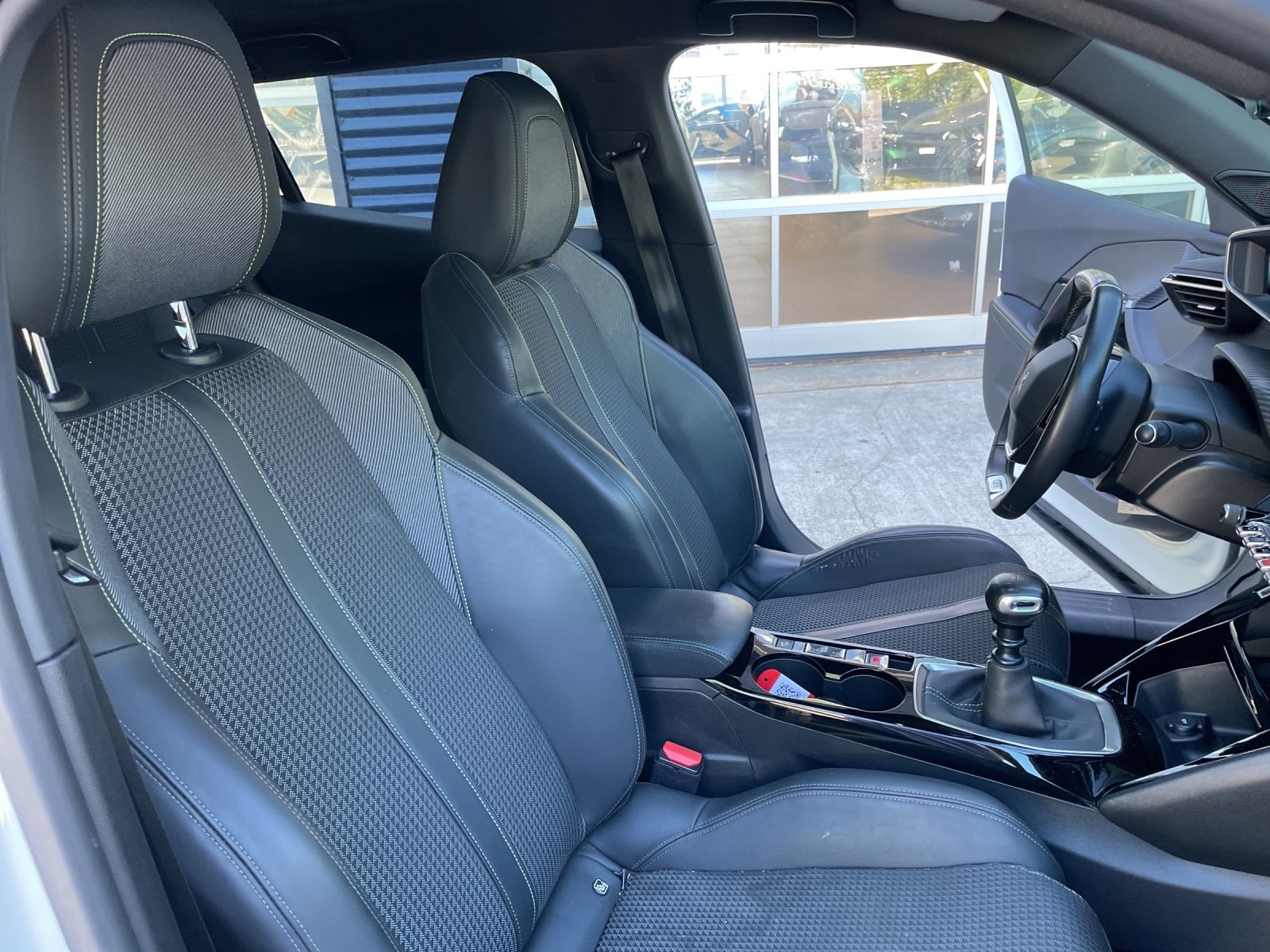 PEUGEOT 2008 1.5 BlueHDi GT Line-image-11