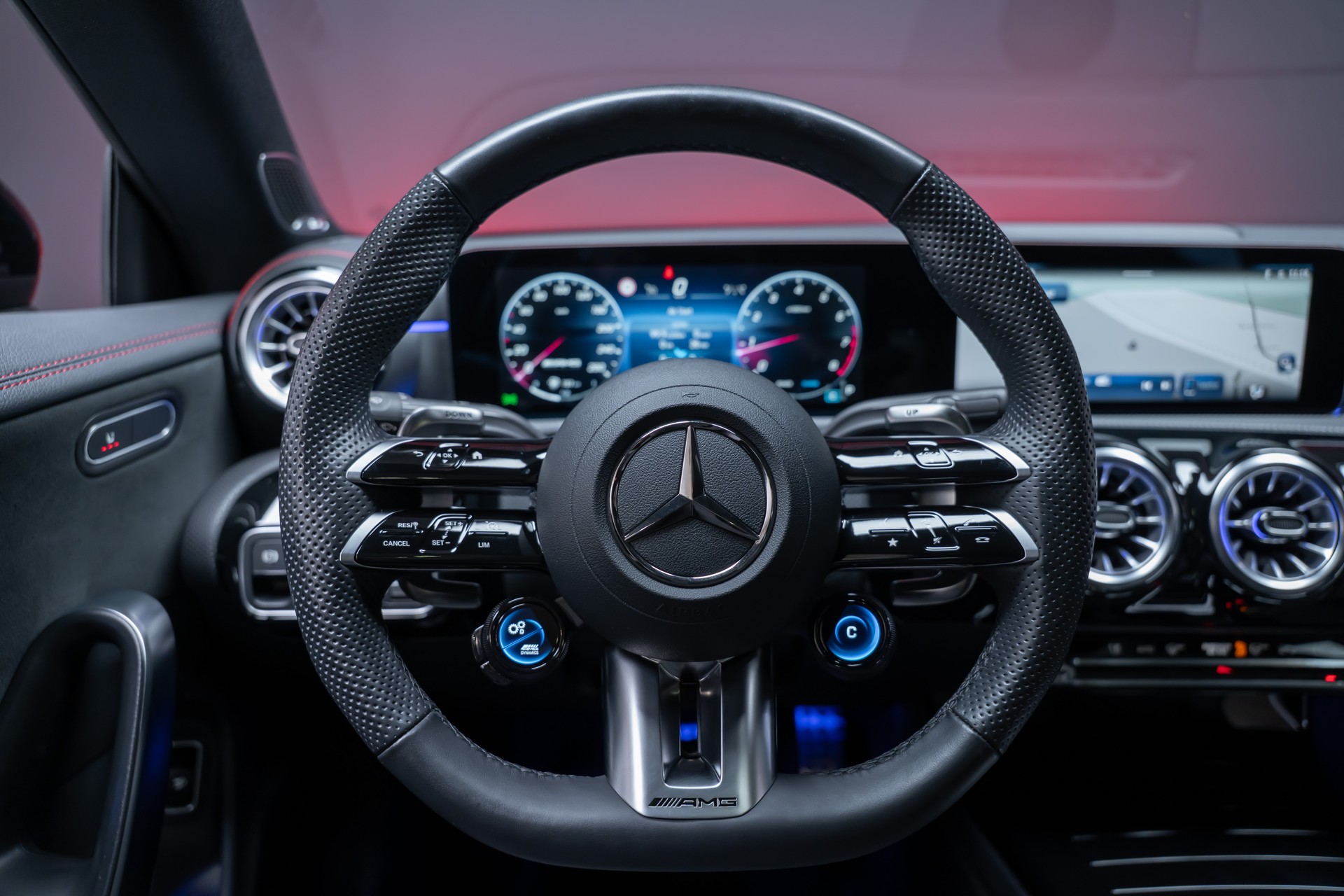 MERCEDES-BENZ CLA 35 AMG 4matic / Panorama-Glasdach / Burmester / Rückfahrkamera-image-27