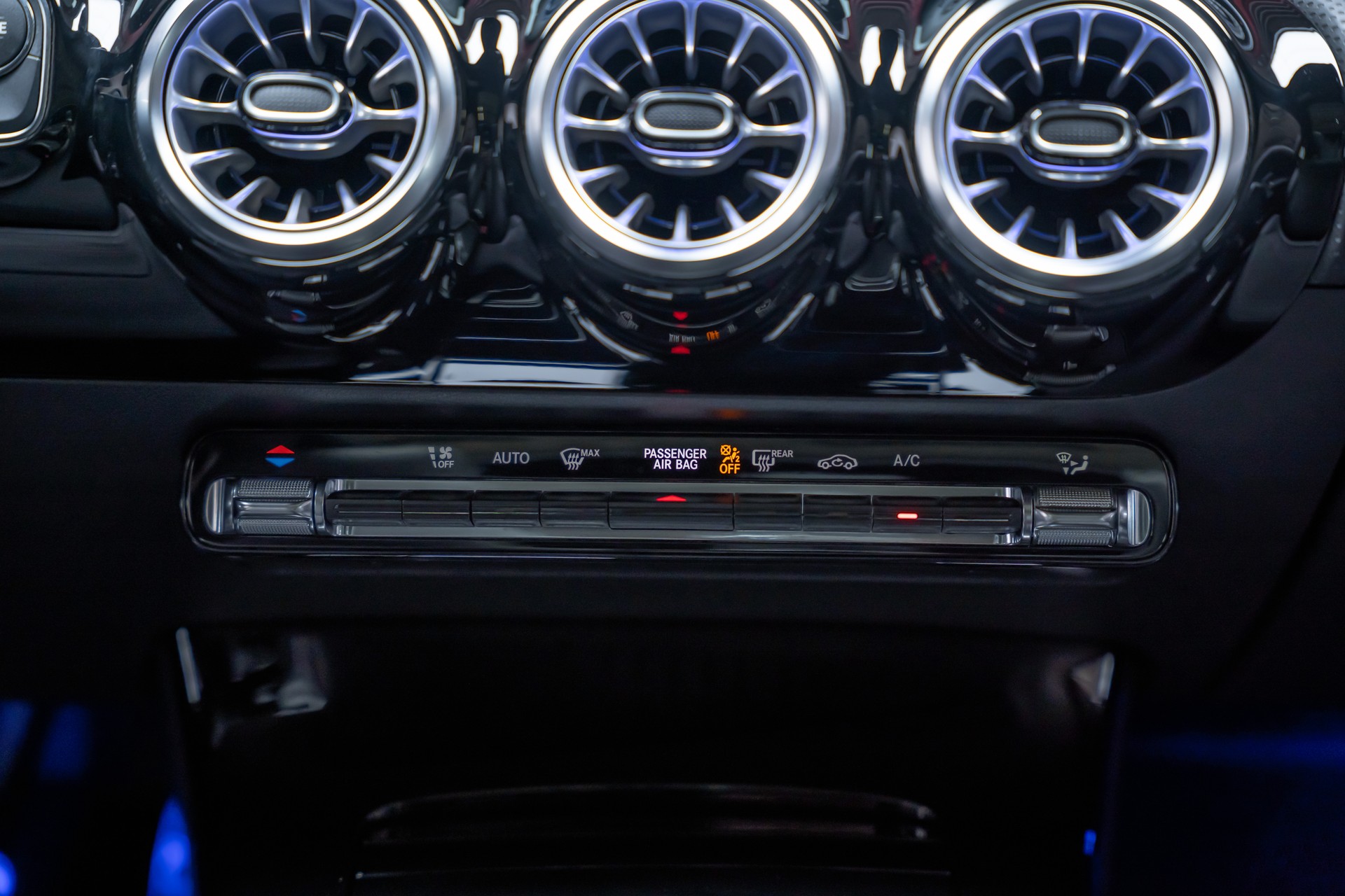 MERCEDES-BENZ CLA 35 AMG 4matic / Panorama-Glasdach / Burmester / Rückfahrkamera-image-39