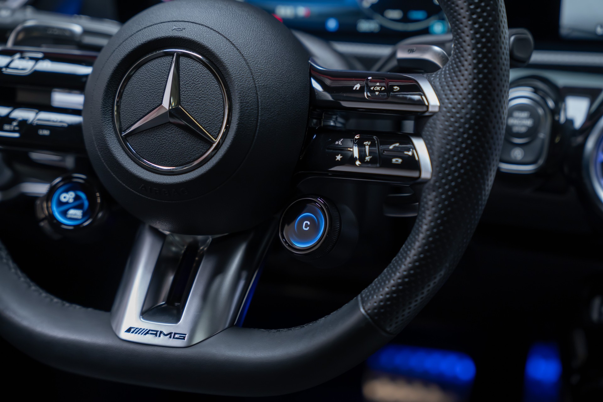 MERCEDES-BENZ CLA 35 AMG 4matic / Panorama-Glasdach / Burmester / Rückfahrkamera-image-32