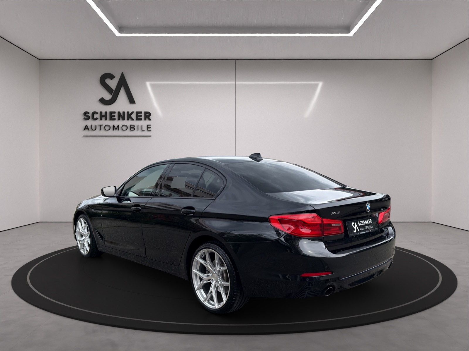 BMW 520d xDrive Essential Edition Steptronic-showroom-element-1