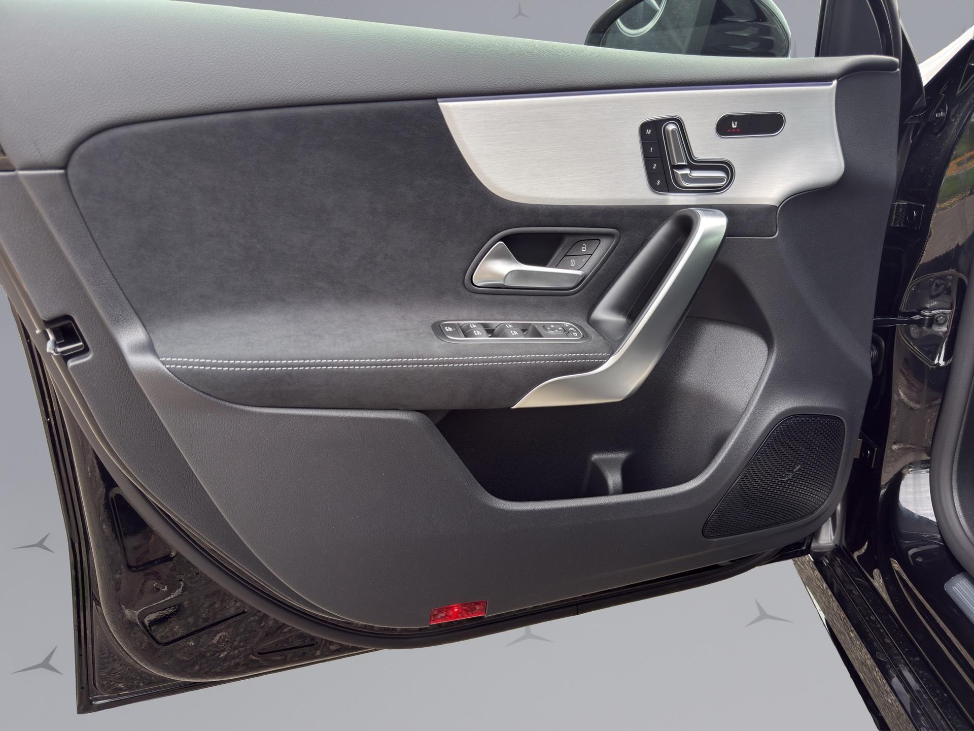 MERCEDES-BENZ A-Klasse W177 A 220 4m-showroom-element-1