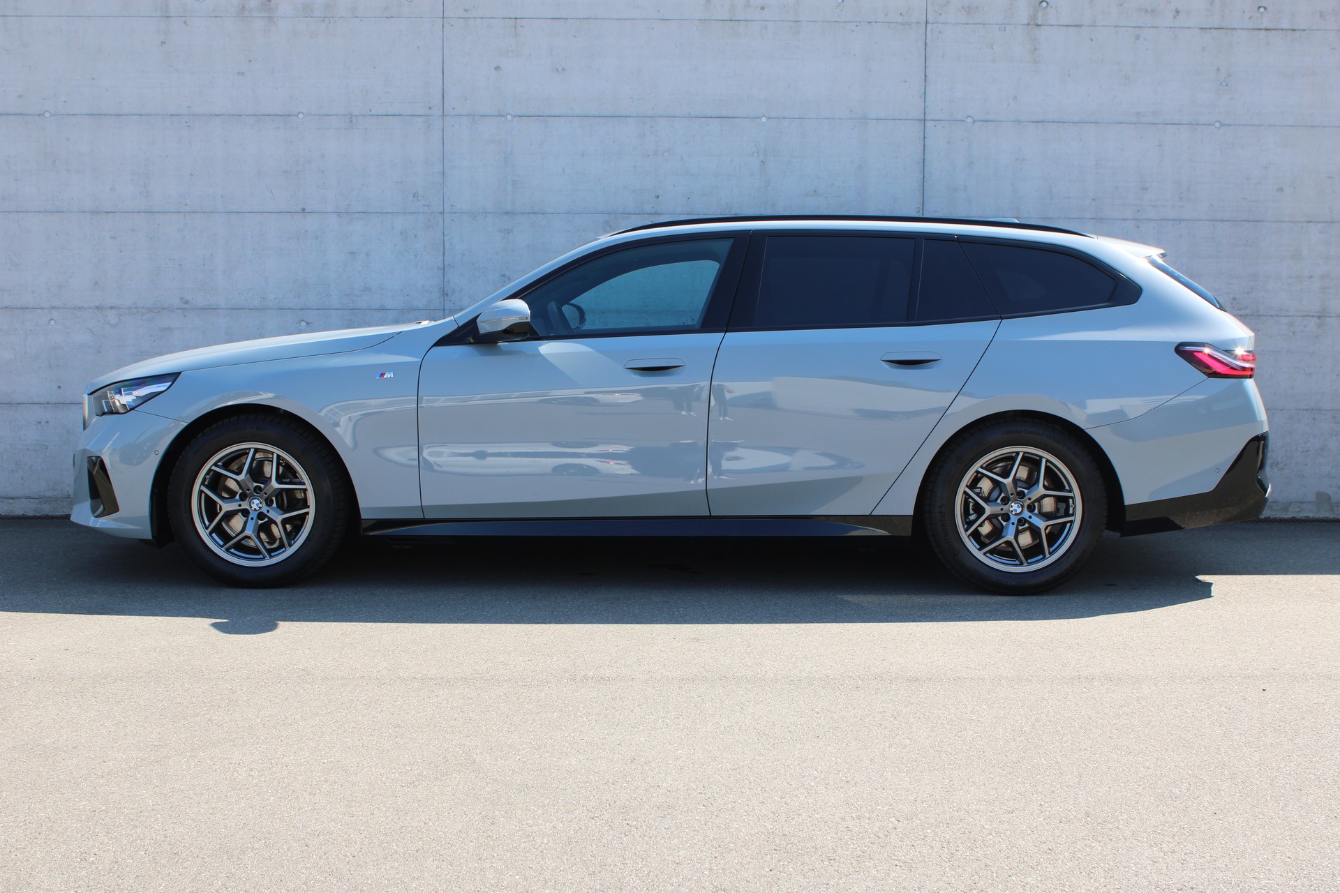 BMW 520d xDrive Touring M Sport-showroom-element-3