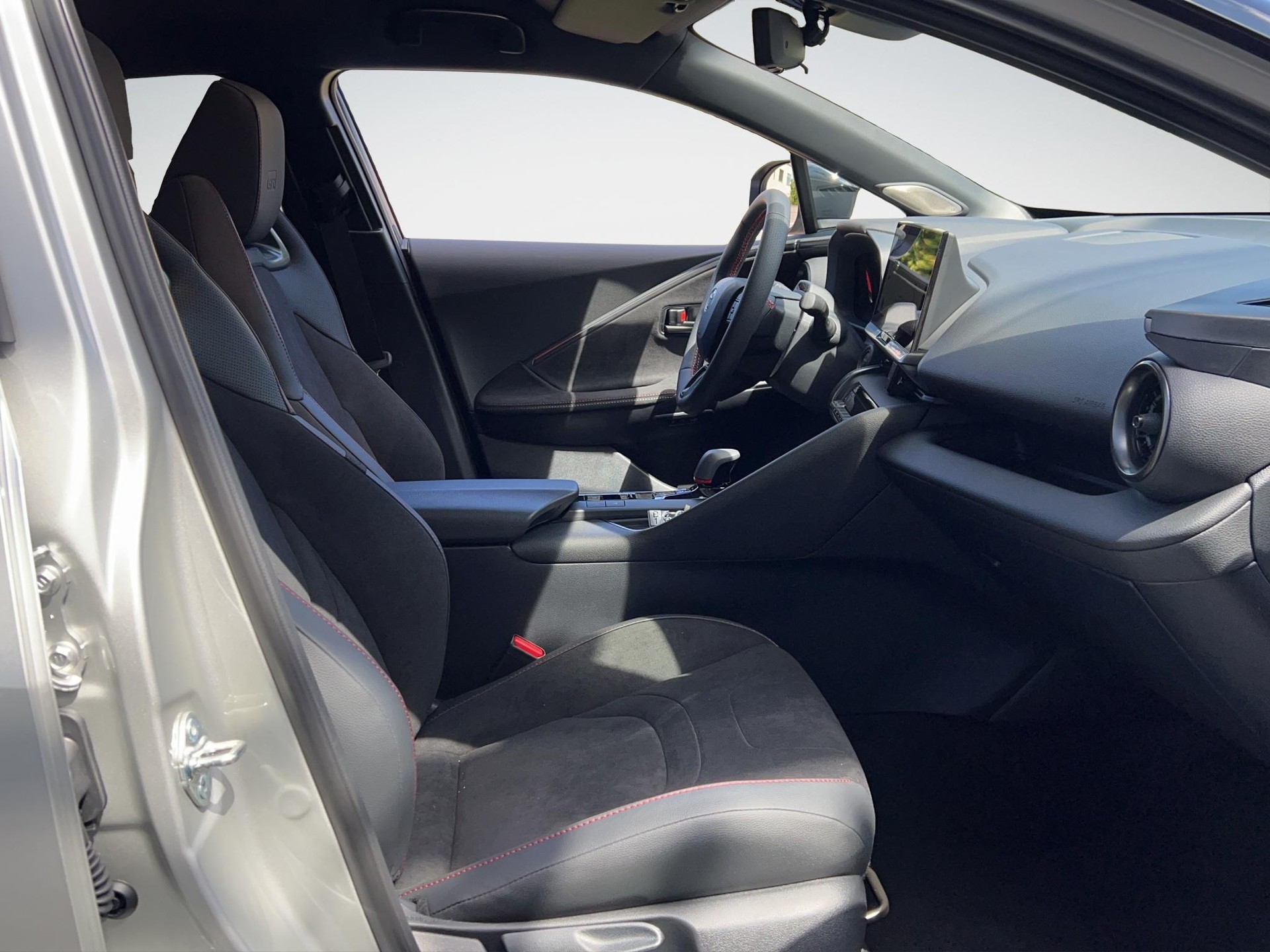 TOYOTA C-HR 2.0 PHEV GR Sport Premiere-image-15