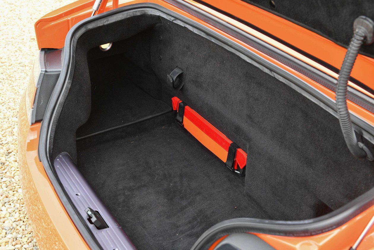 ASTON MARTIN DB9 Volante Touchtronic 2-image-13
