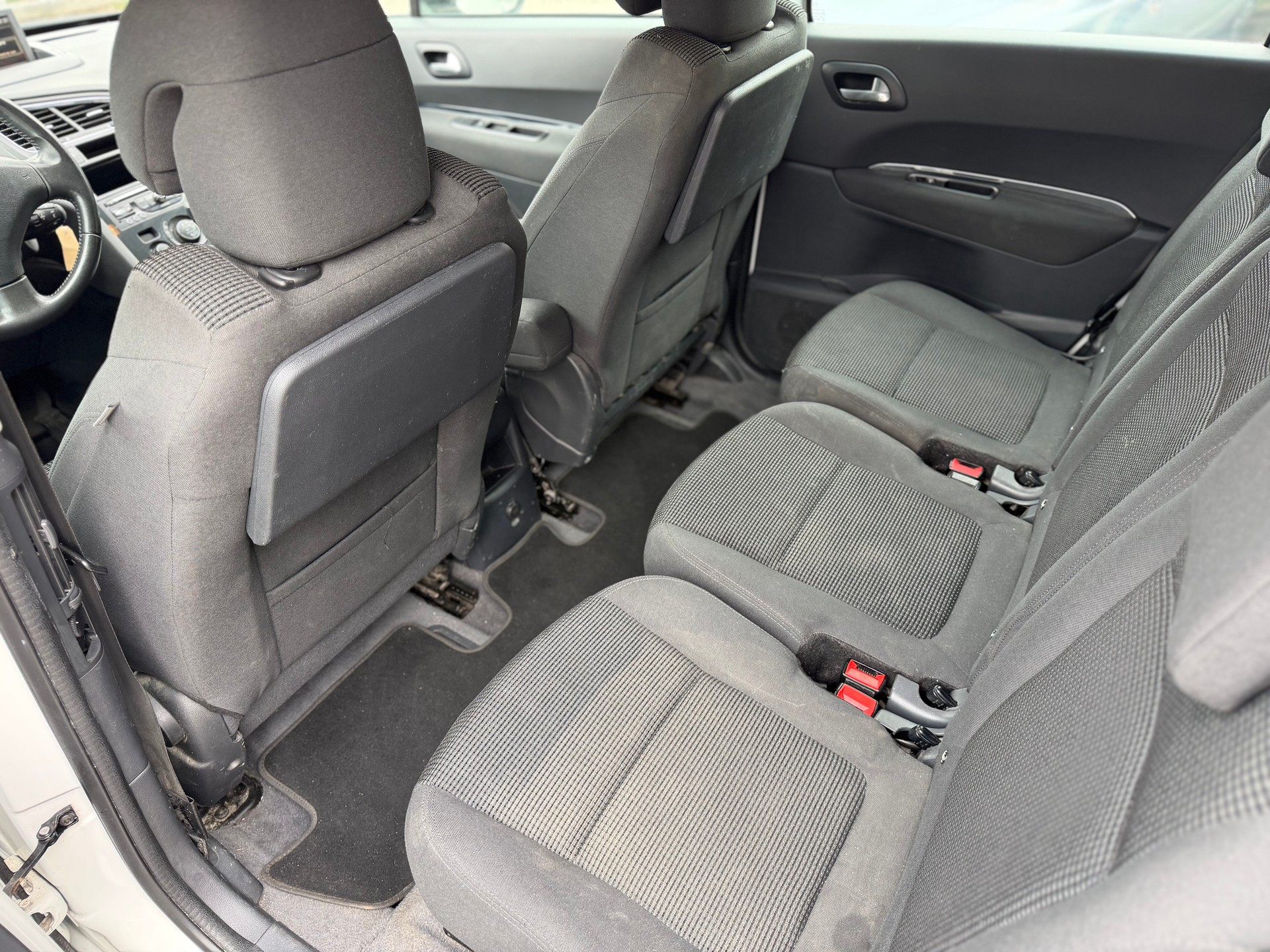 PEUGEOT 5008 1.2 Pure Tech Business Line-image-11