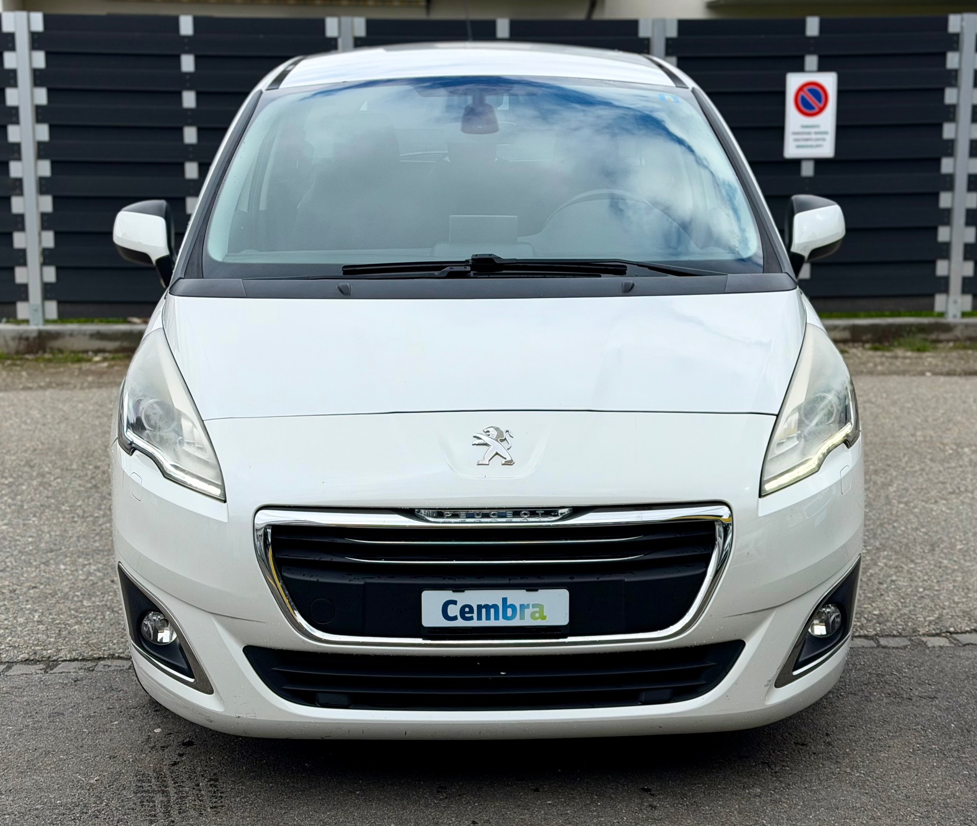 PEUGEOT 5008 1.2 Pure Tech Business Line-image-1