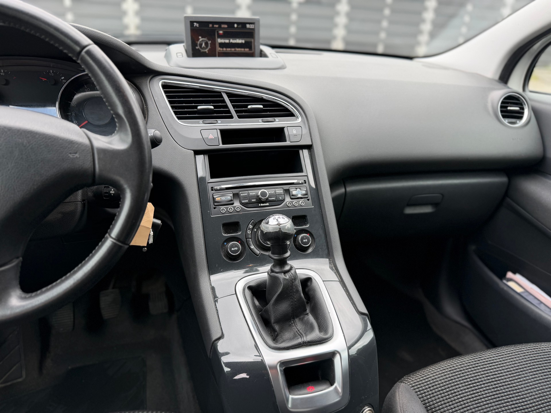 PEUGEOT 5008 1.2 Pure Tech Business Line-image-8