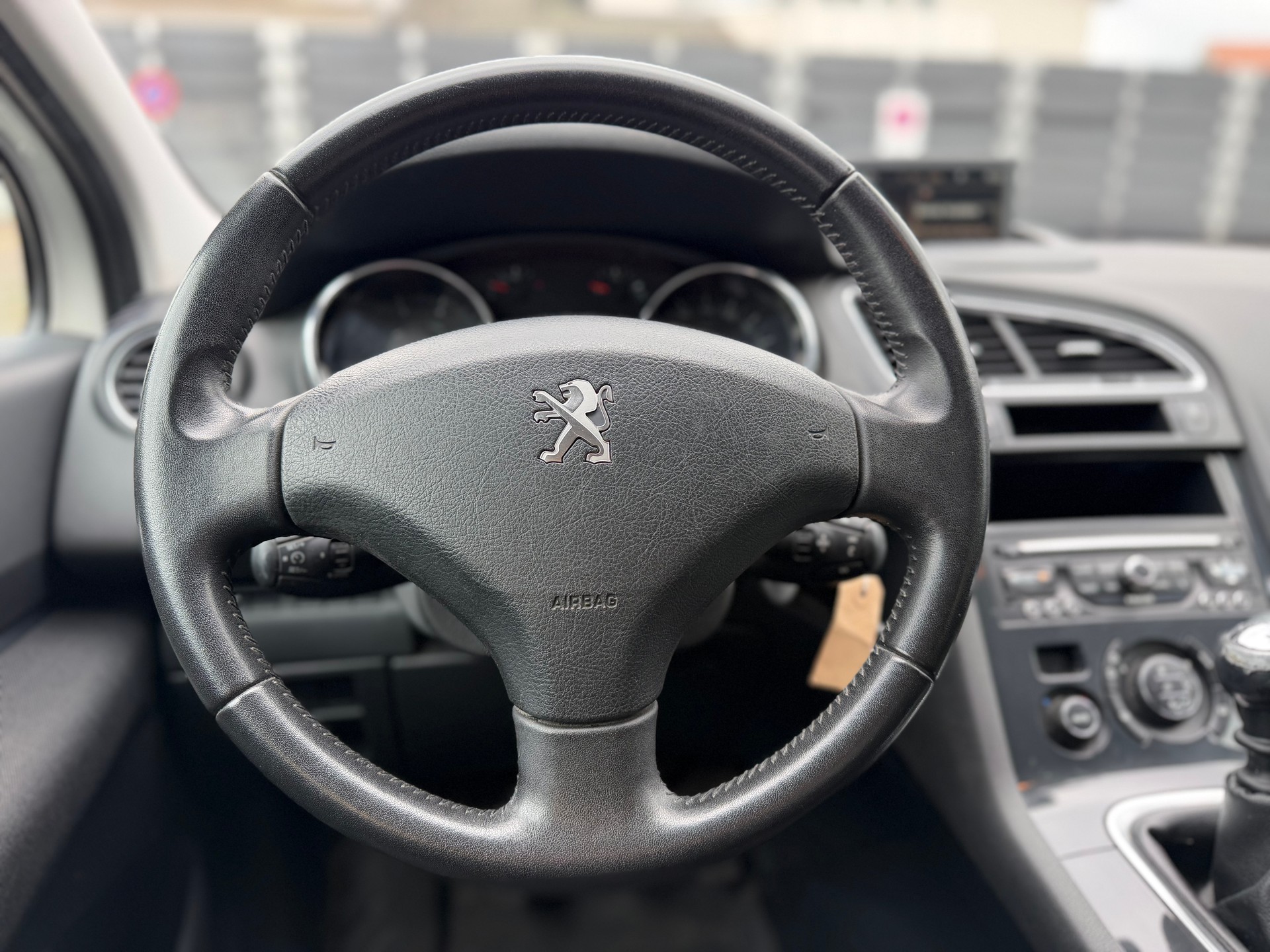 PEUGEOT 5008 1.2 Pure Tech Business Line-image-7