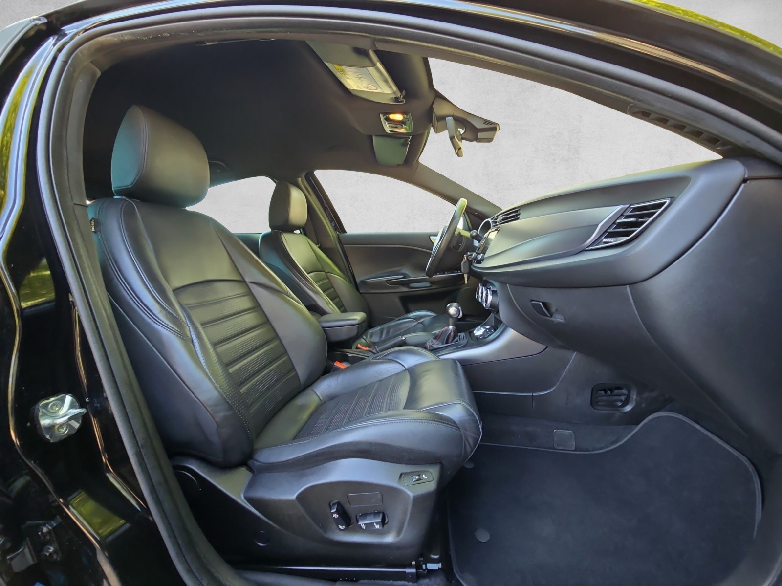 ALFA ROMEO Giulietta 1750 TBi Quadrifoglio Verde TCT-image-14