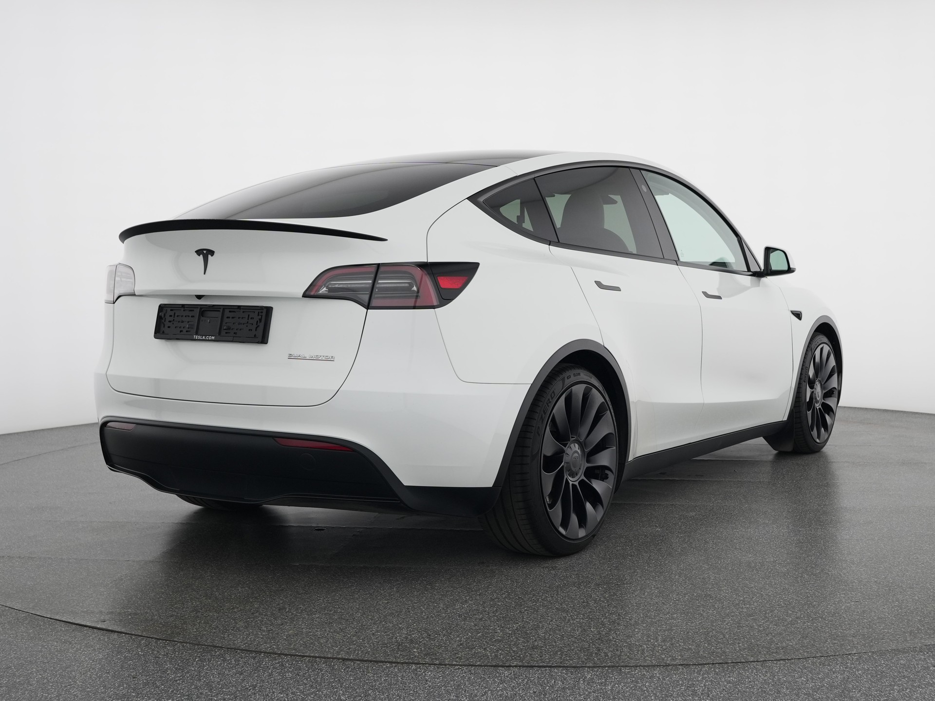 TESLA Model Y Long Range All-Wheel Drive Performance-showroom-element-3