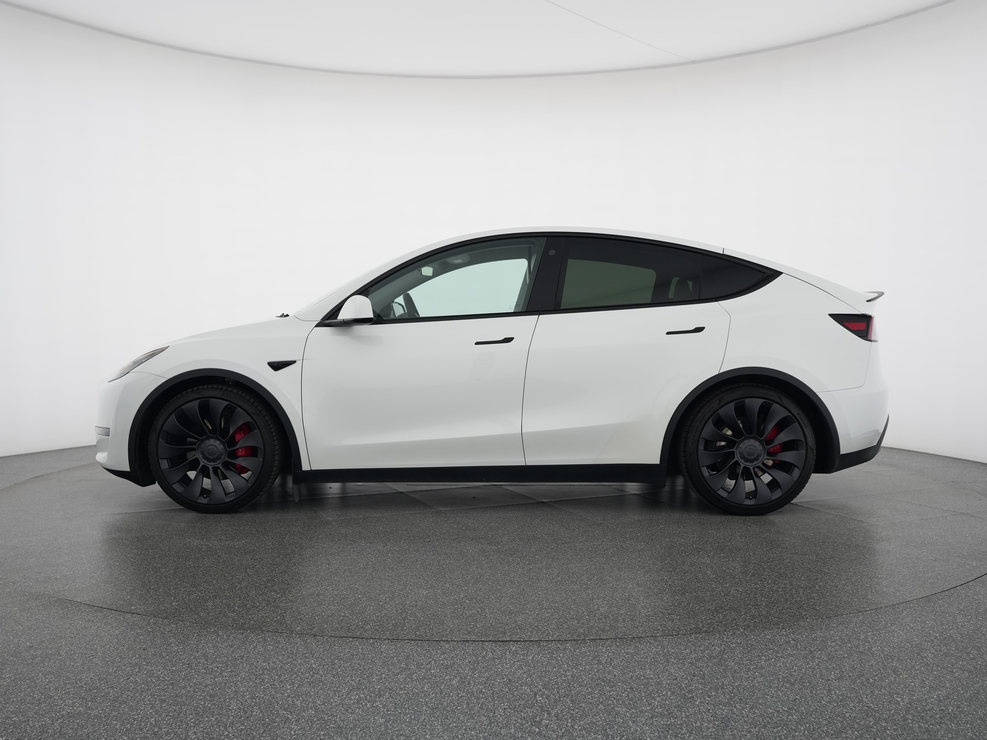 TESLA Model Y Long Range All-Wheel Drive Performance-showroom-element-1
