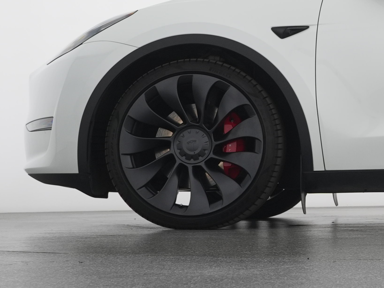 TESLA Model Y Long Range All-Wheel Drive Performance-showroom-element-2