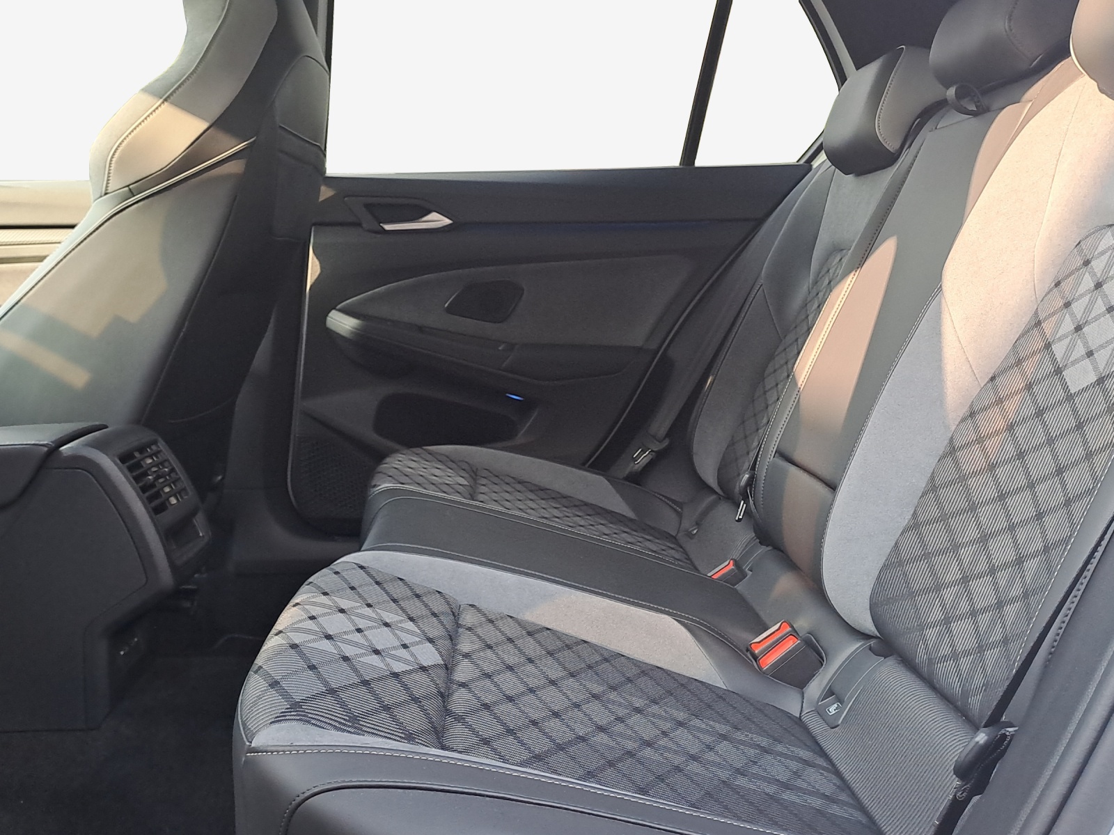 VW Golf 1.5 eTSI mHEV ACT R-Line 75 Edition DSG-image-11