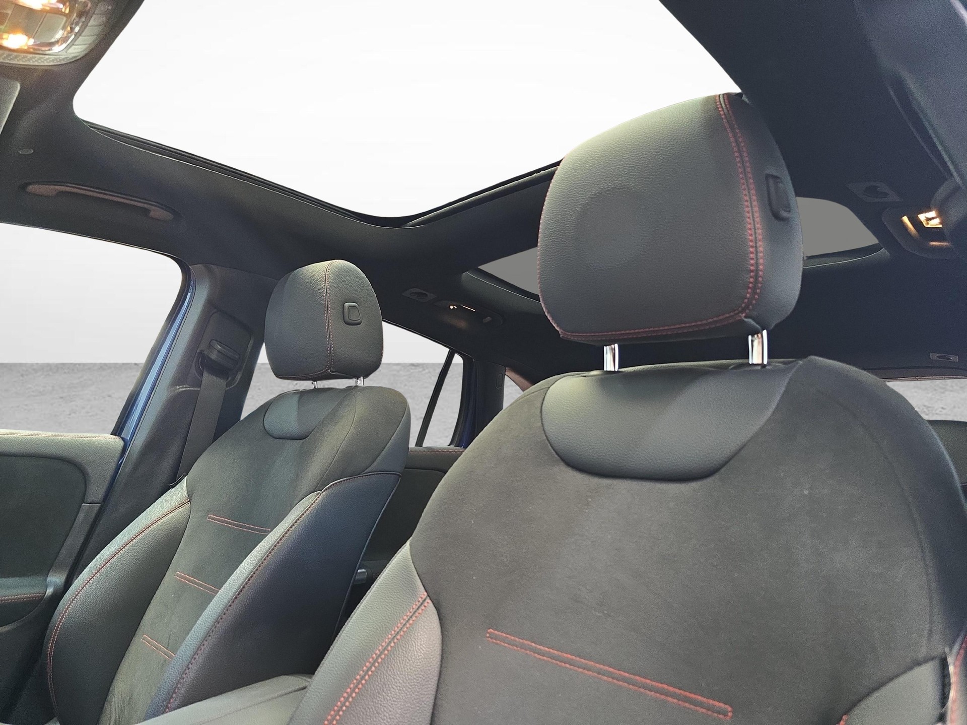 MERCEDES-BENZ GLA 250 4MATIC AMG Line-image-8