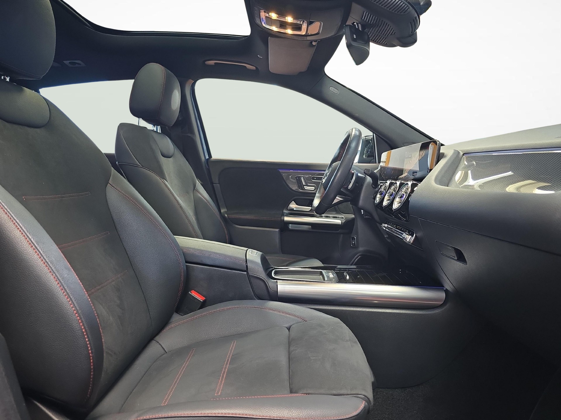 MERCEDES-BENZ GLA 250 4MATIC AMG Line-image-6