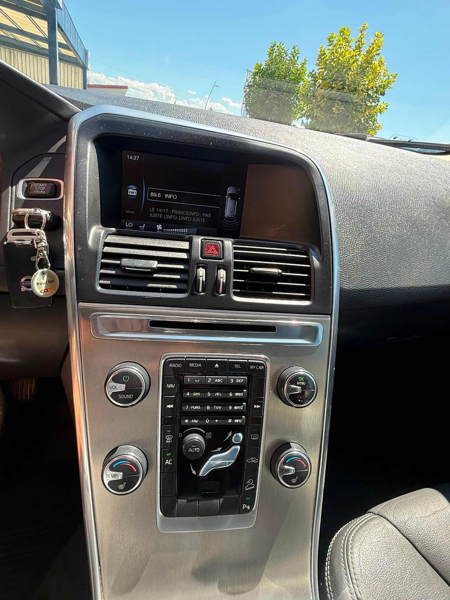 VOLVO XC60 D5 AWD Momentum Geartronic-image-9