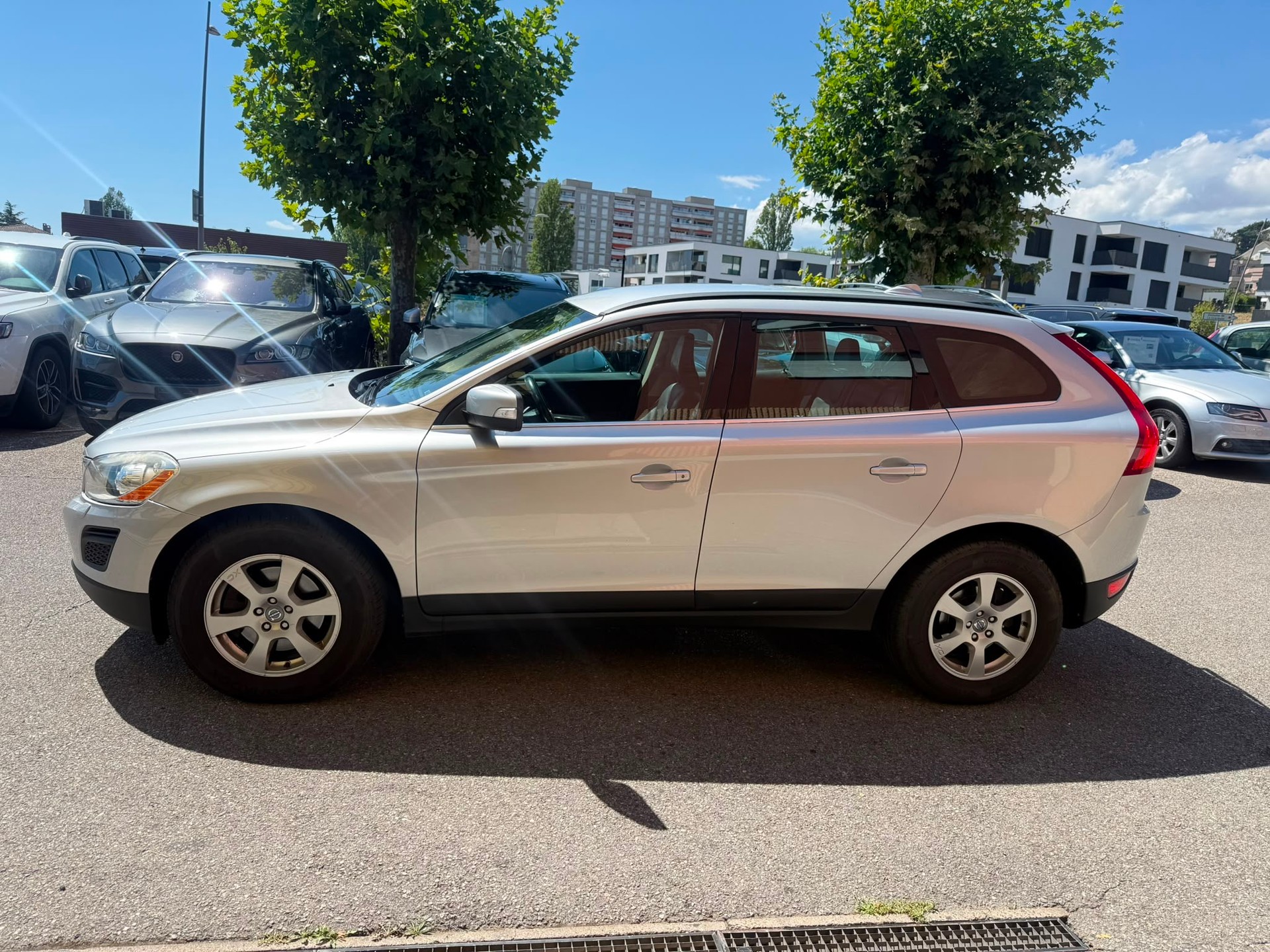 VOLVO XC60 D5 AWD Momentum Geartronic-image-4