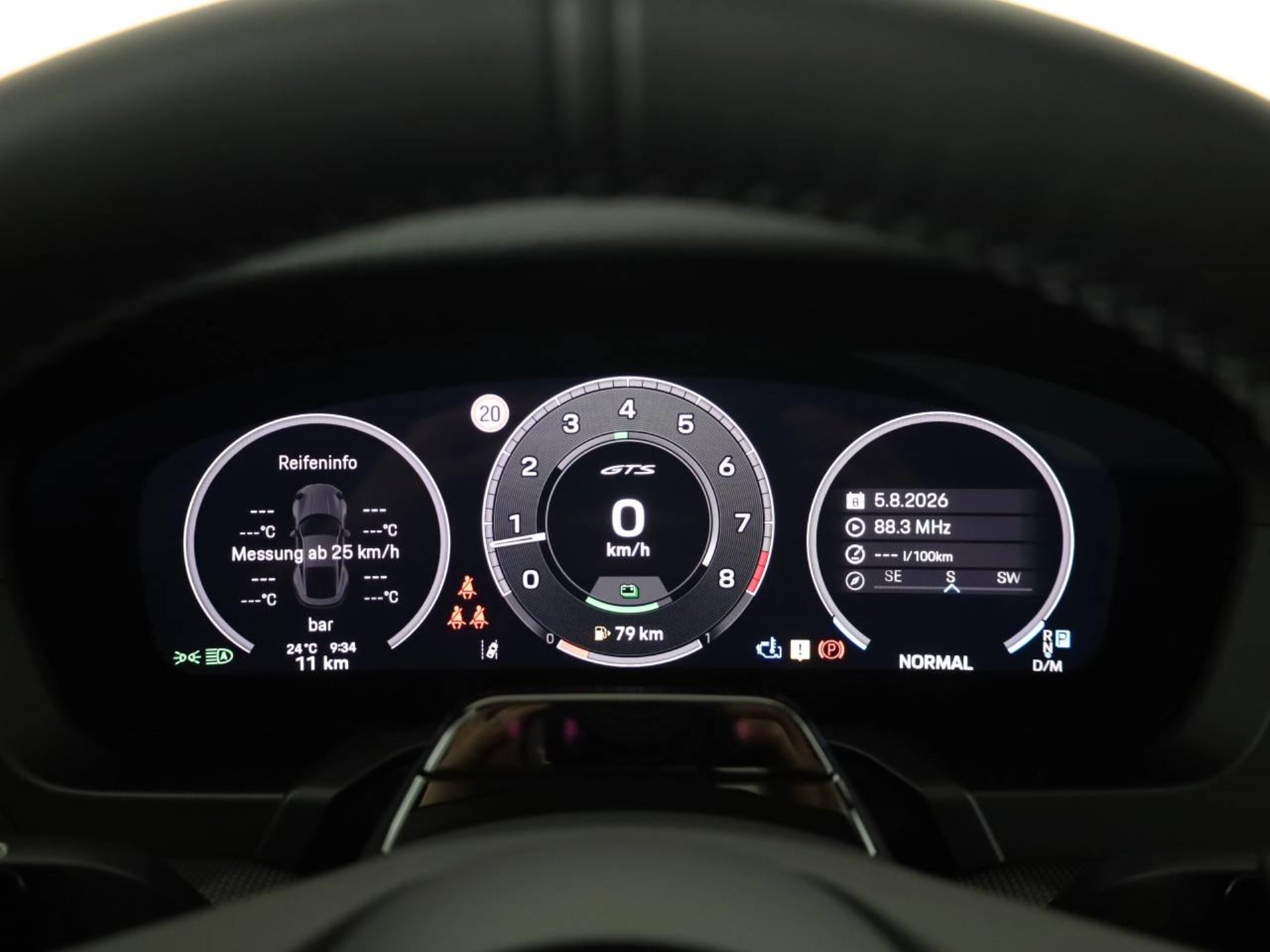 PORSCHE 911 Carrera 4 GTS-image-10