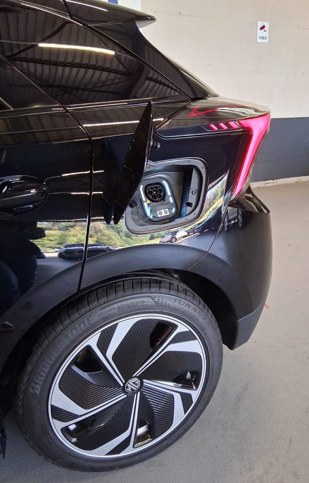 MG 4 EV 64kWh Luxury-showroom-element-3