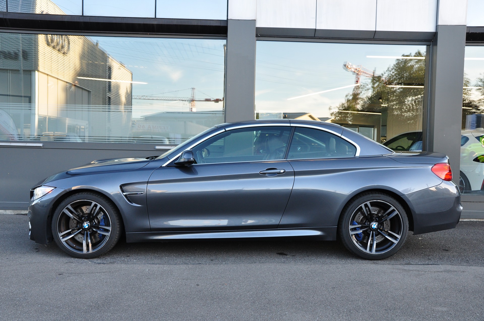 BMW M4 Cabriolet DKG-showroom-element-3