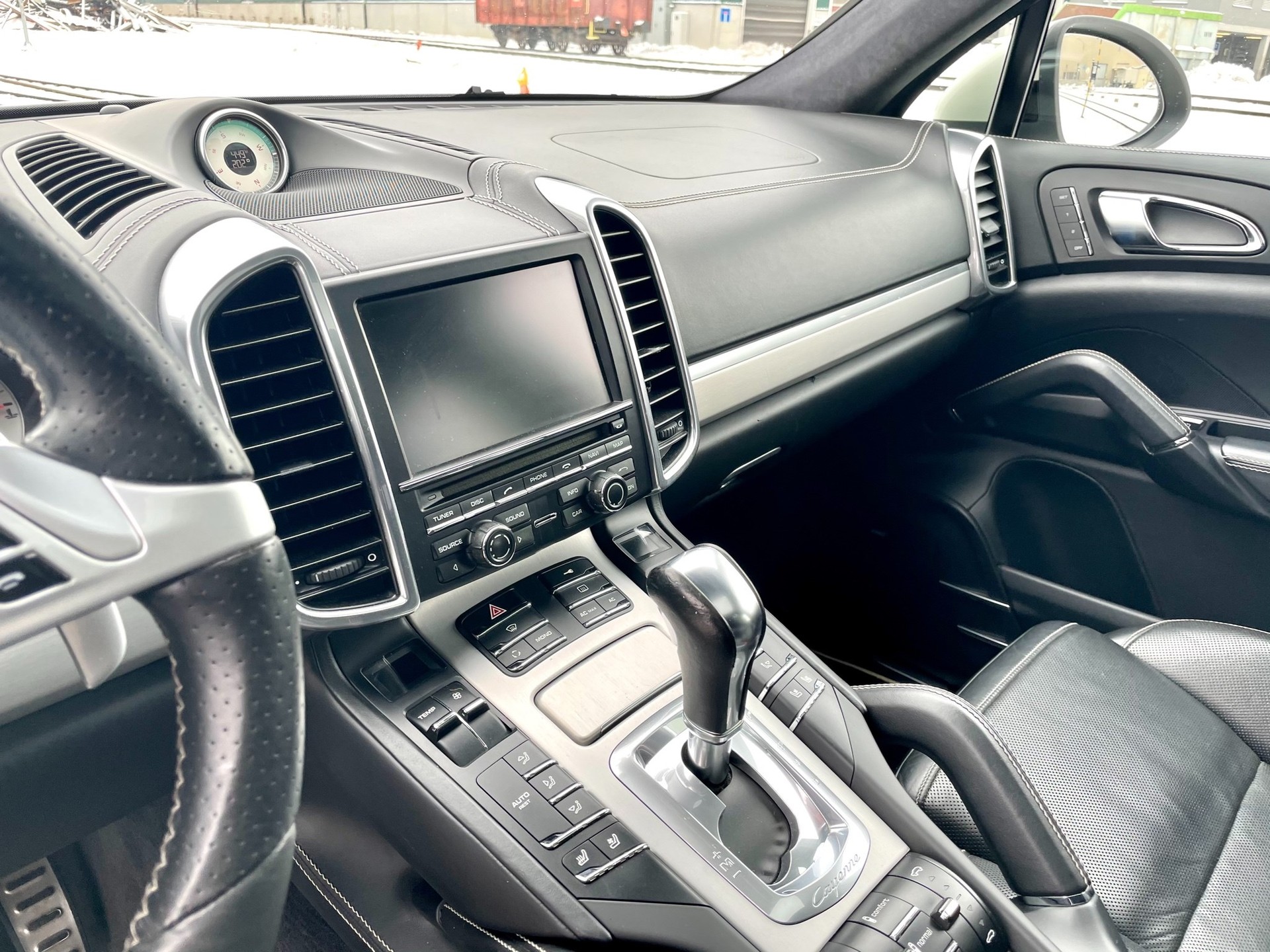 PORSCHE Cayenne Turbo-image-5