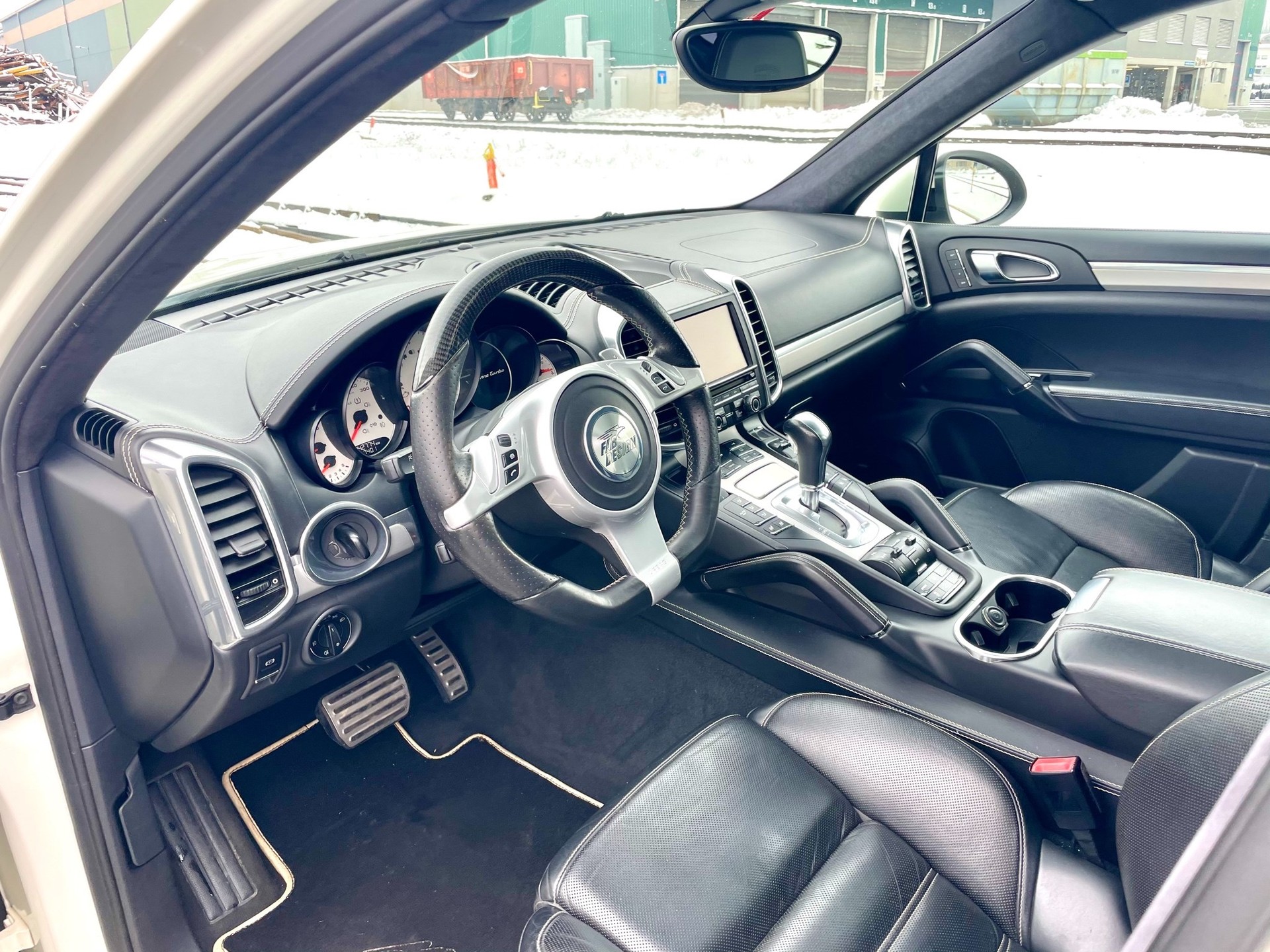 PORSCHE Cayenne Turbo-image-4