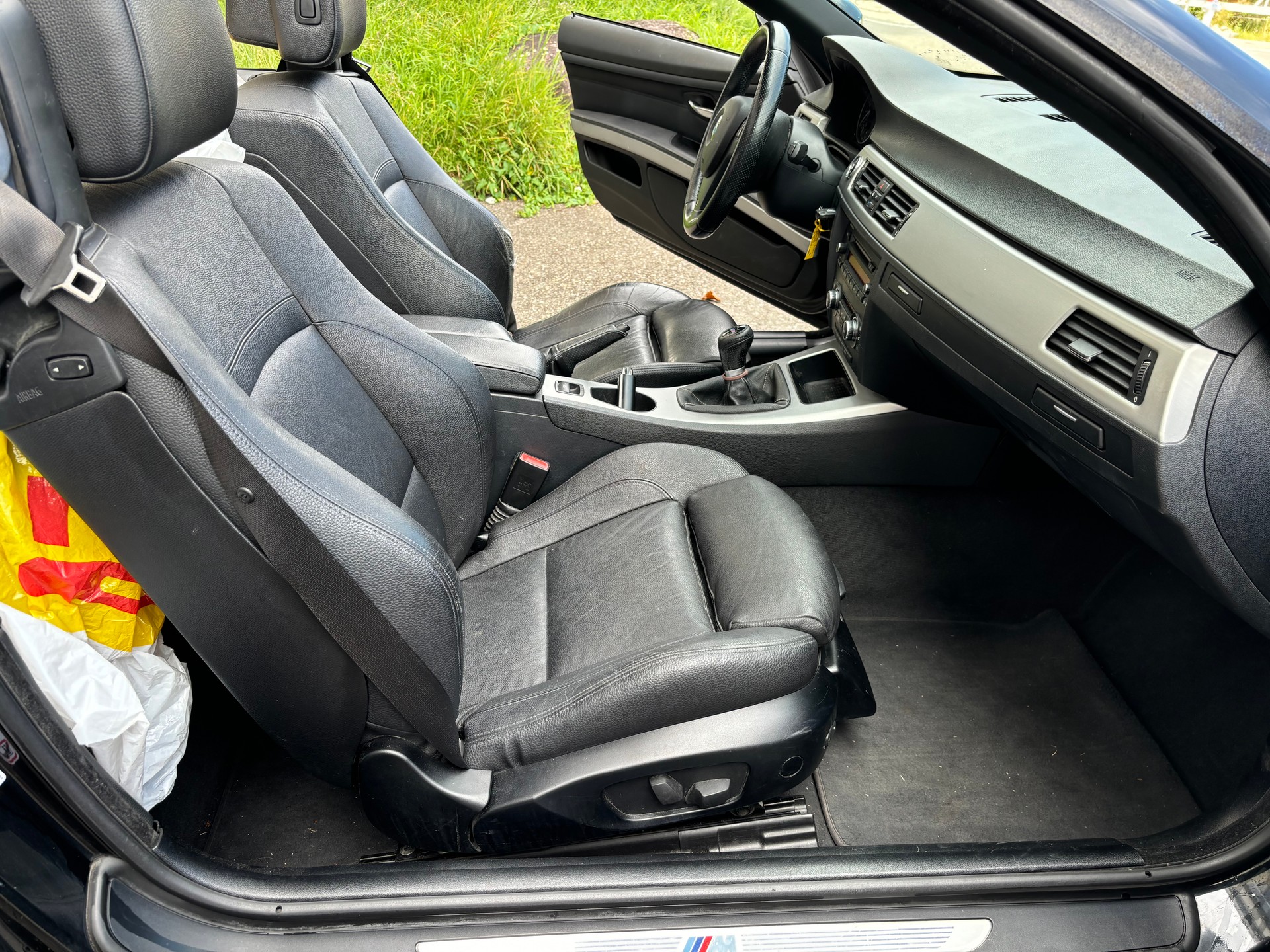 BMW 320i Cabriolet-image-12