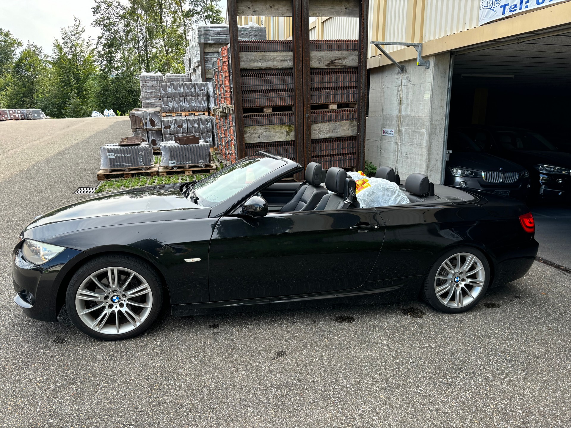 BMW 320i Cabriolet-image-5