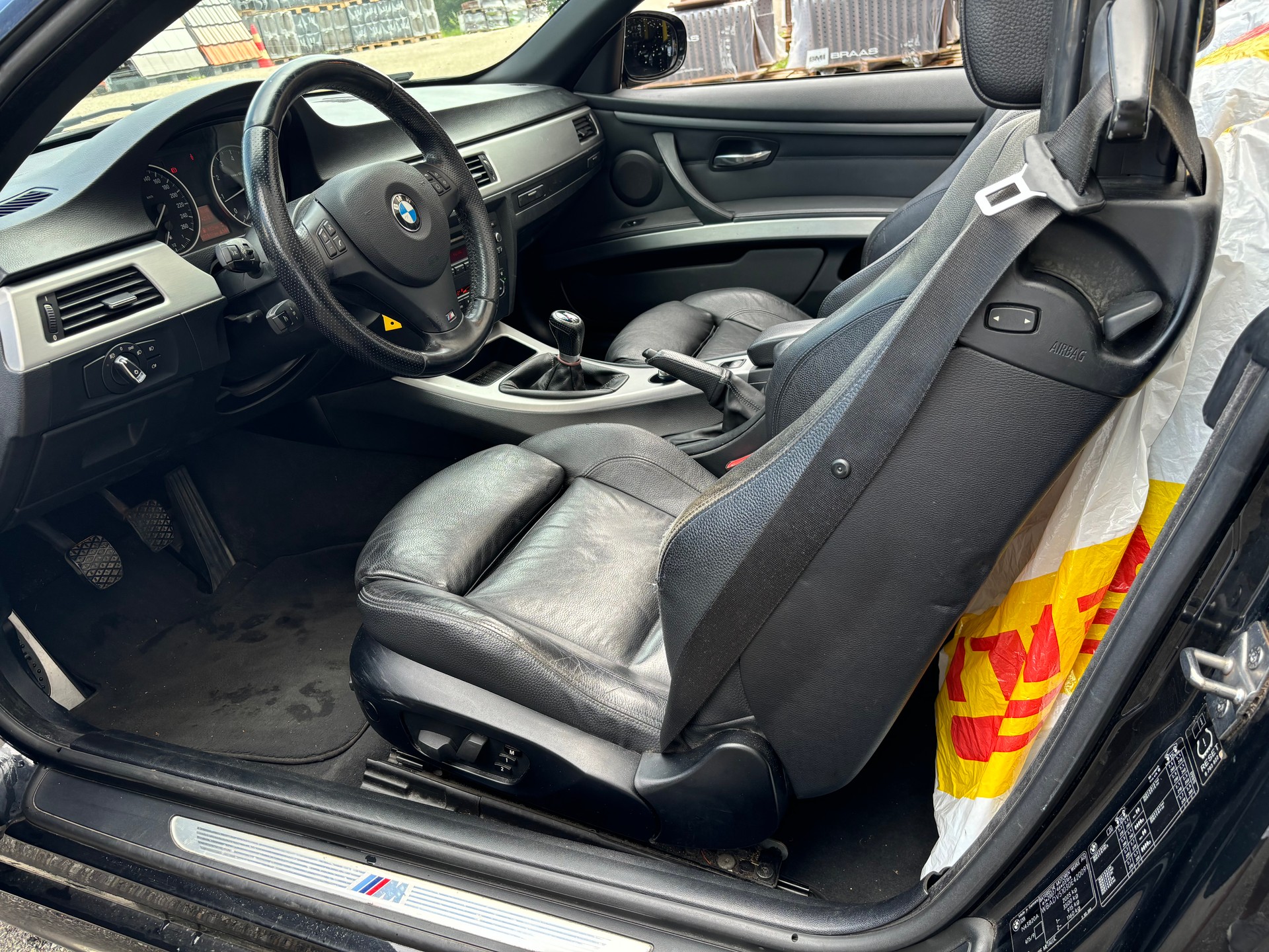BMW 320i Cabriolet-image-11