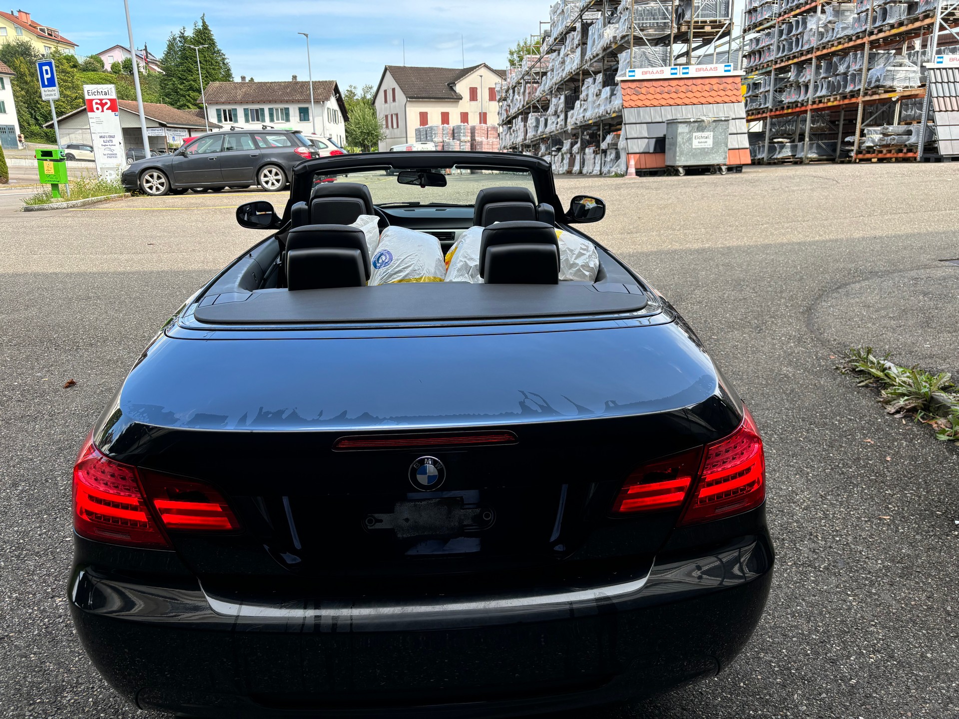 BMW 320i Cabriolet-image-6