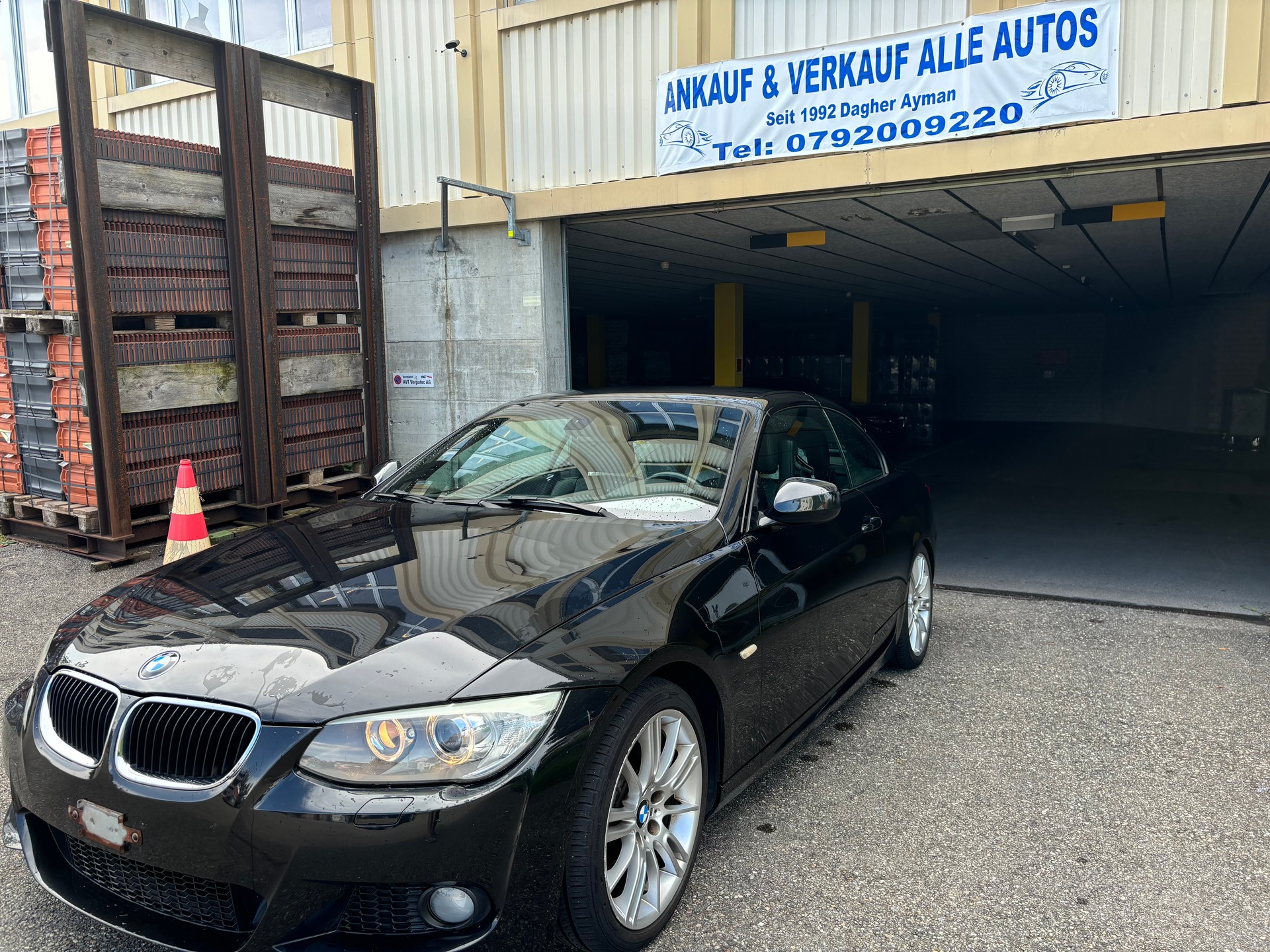 BMW 320i Cabriolet-image-2