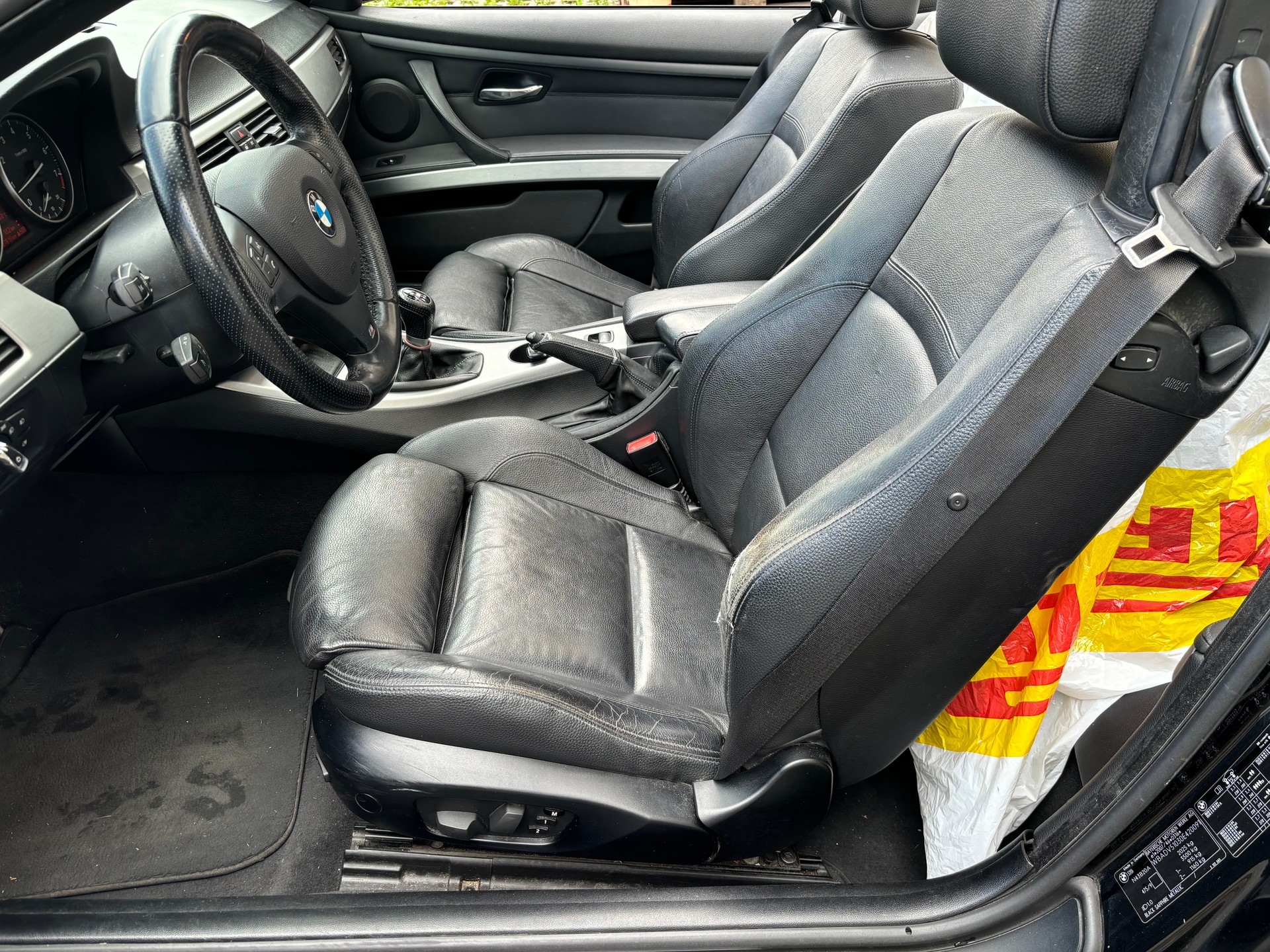 BMW 320i Cabriolet-image-10