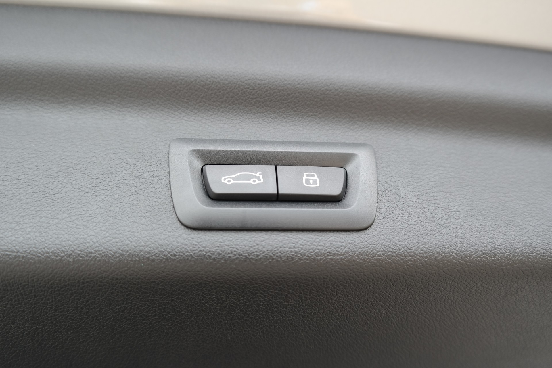 BMW X1 xDrive 23i 48V-image-16