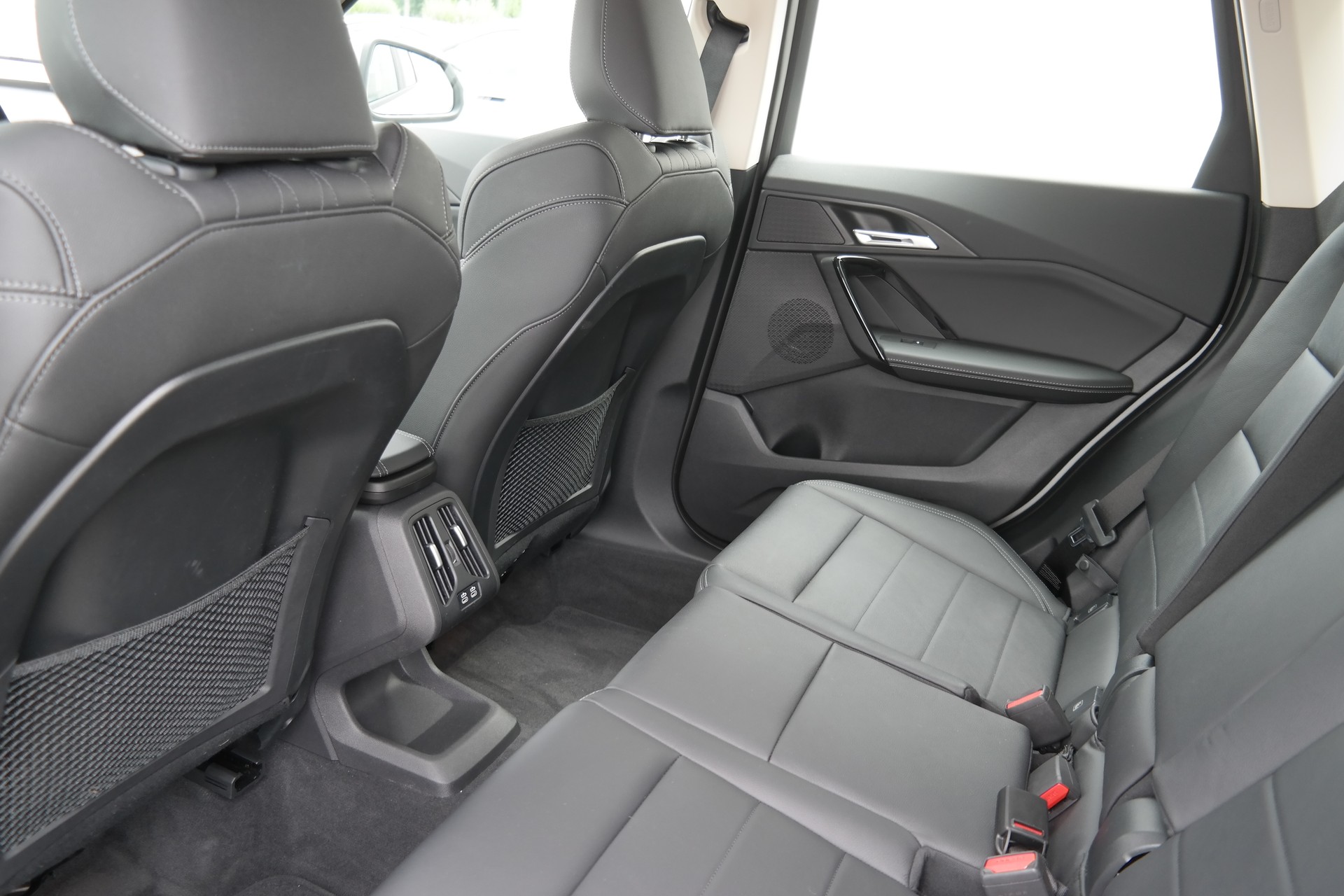 BMW X1 xDrive 23i 48V-image-9