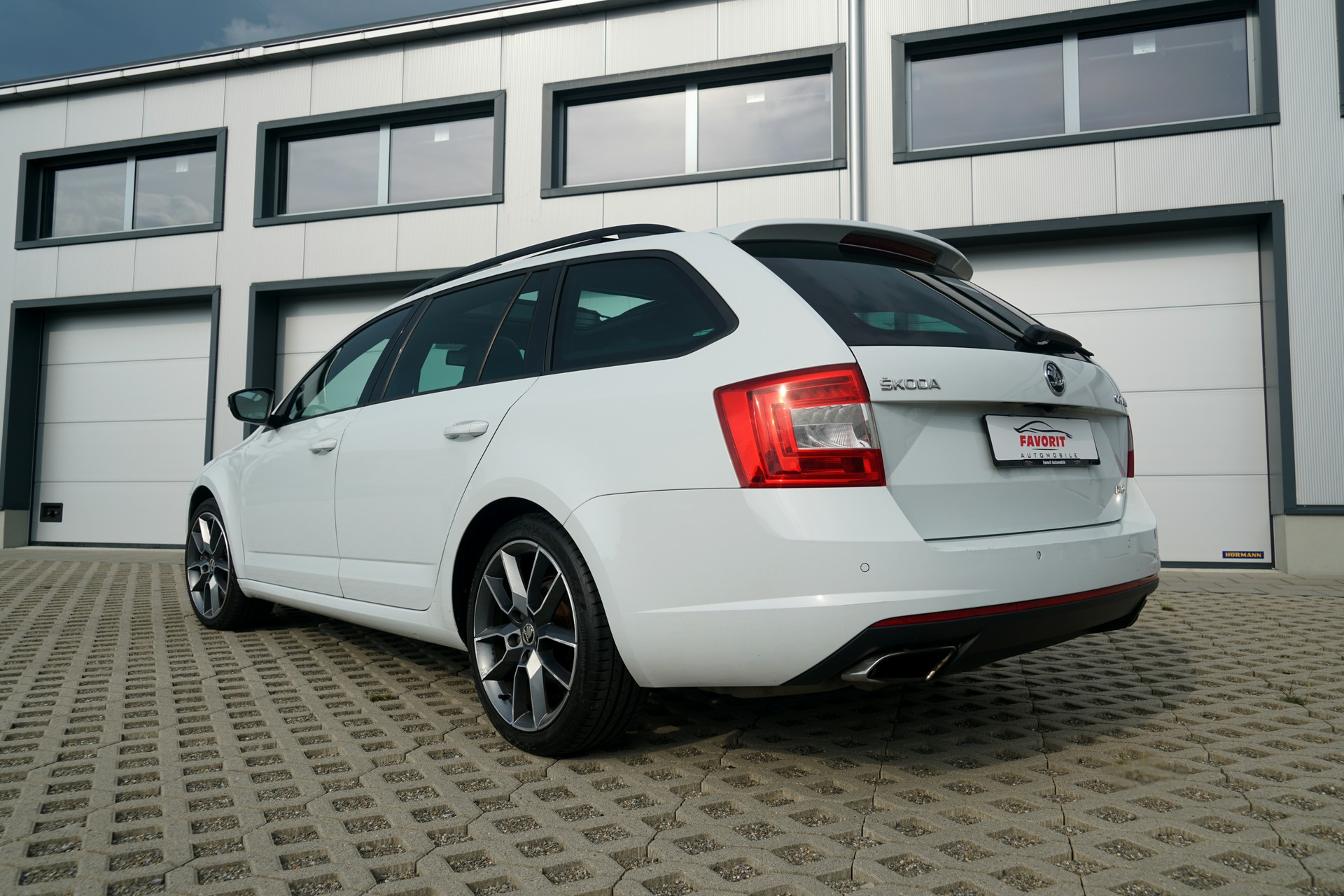 SKODA Octavia Combi 2.0 TSI RS DSG (CH)-image-3