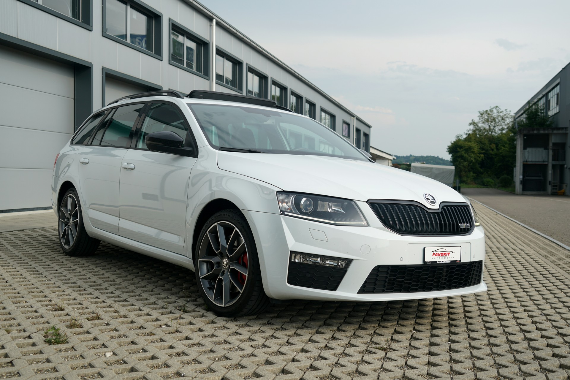 SKODA Octavia Combi 2.0 TSI RS DSG (CH)-image-1